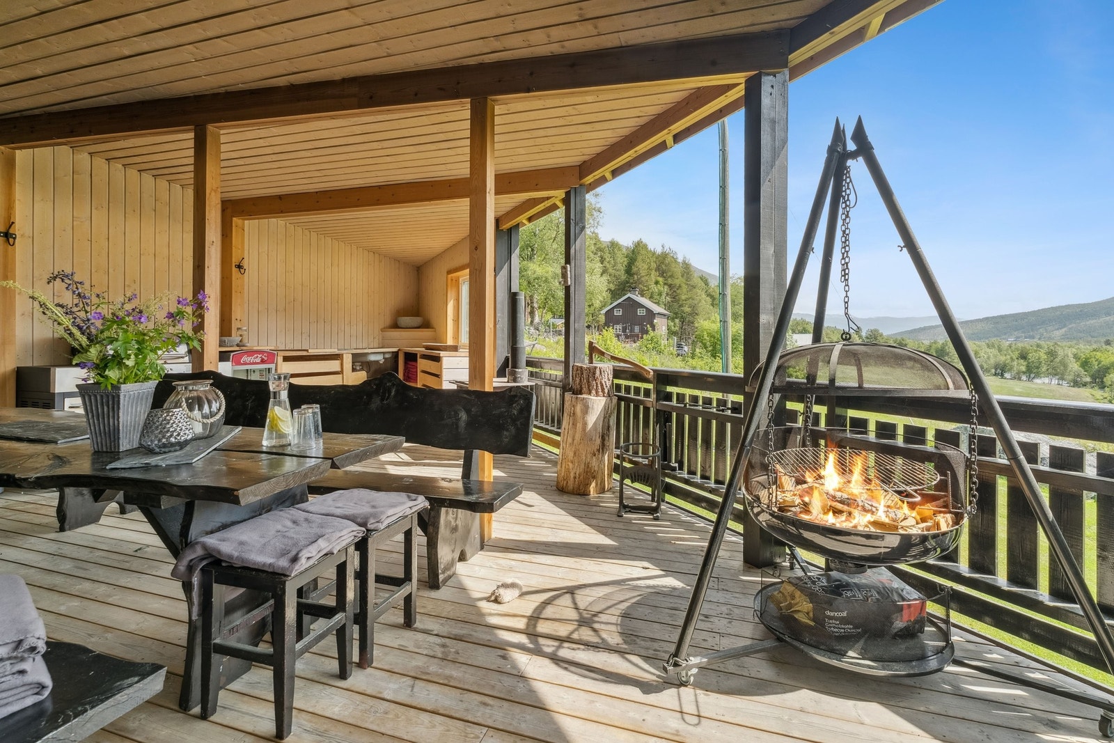 Veranda 2 , 1 etg. Her er en ekstra stue for den som elsker å være mye ute i all slags vær. Et stort utekjøkken er på plass i heltre. Galleribilde