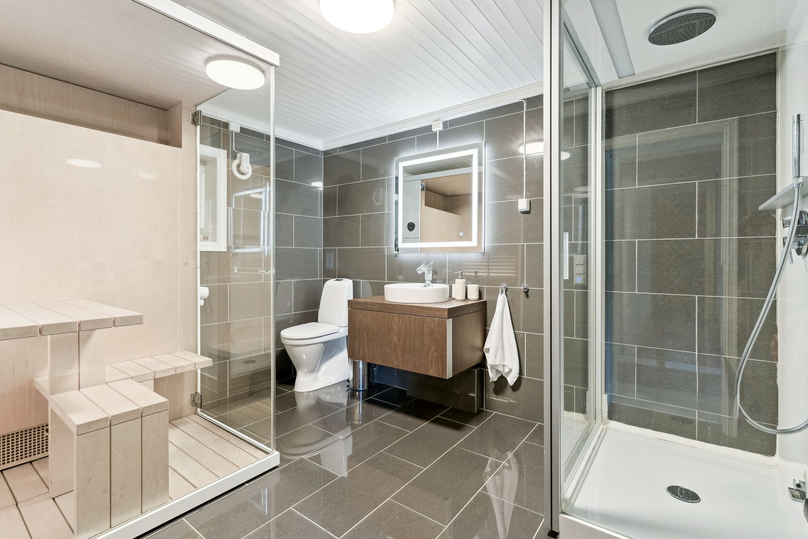 Bad 1 etg hele badet er meget eksklusivt utstyrt med Duravit starck Edisjon. Galleribilde