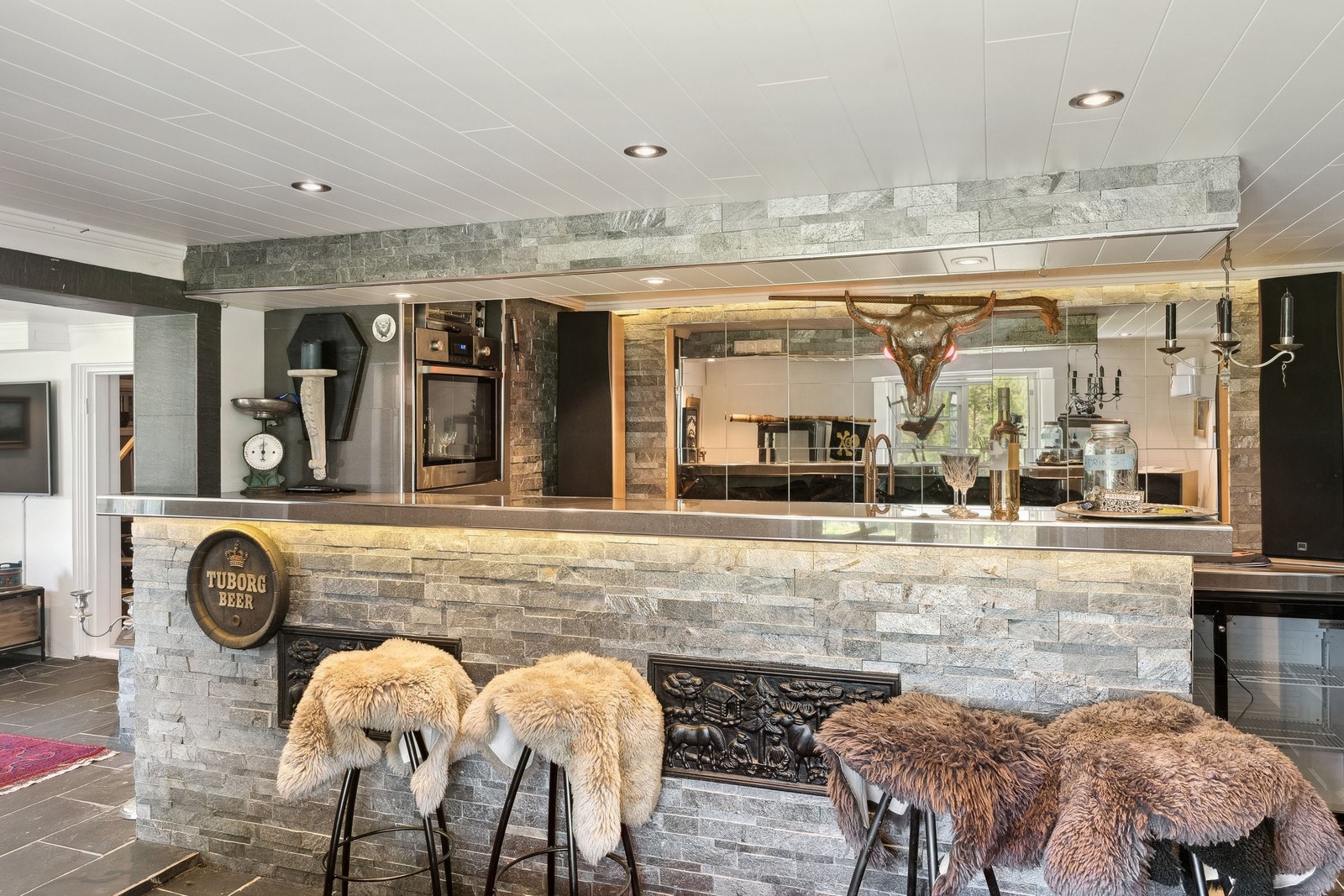 Bar kjeller. Flott bar som er meget godt utstyrt med; oppvaskmaskin, kjøler, to vinskap og en varmluftsovn. Galleribilde