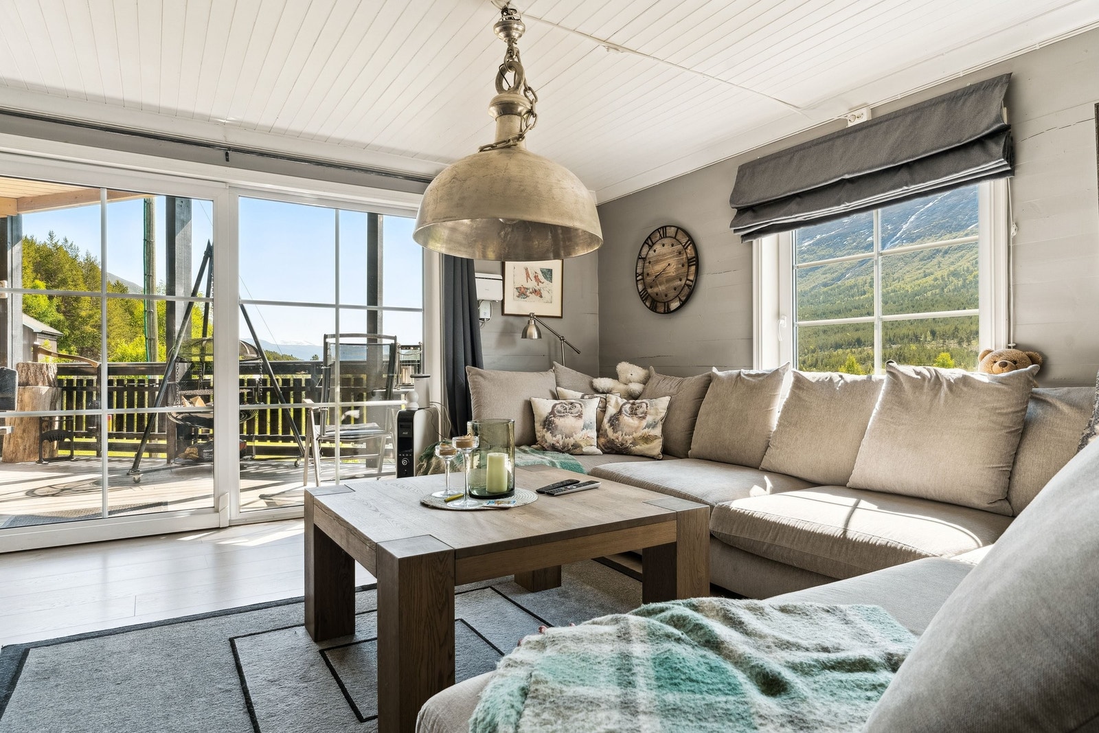 Stue 1 etg, stuen er stor og luftig med ulikhet for flere stresslesser og sofa Galleribilde