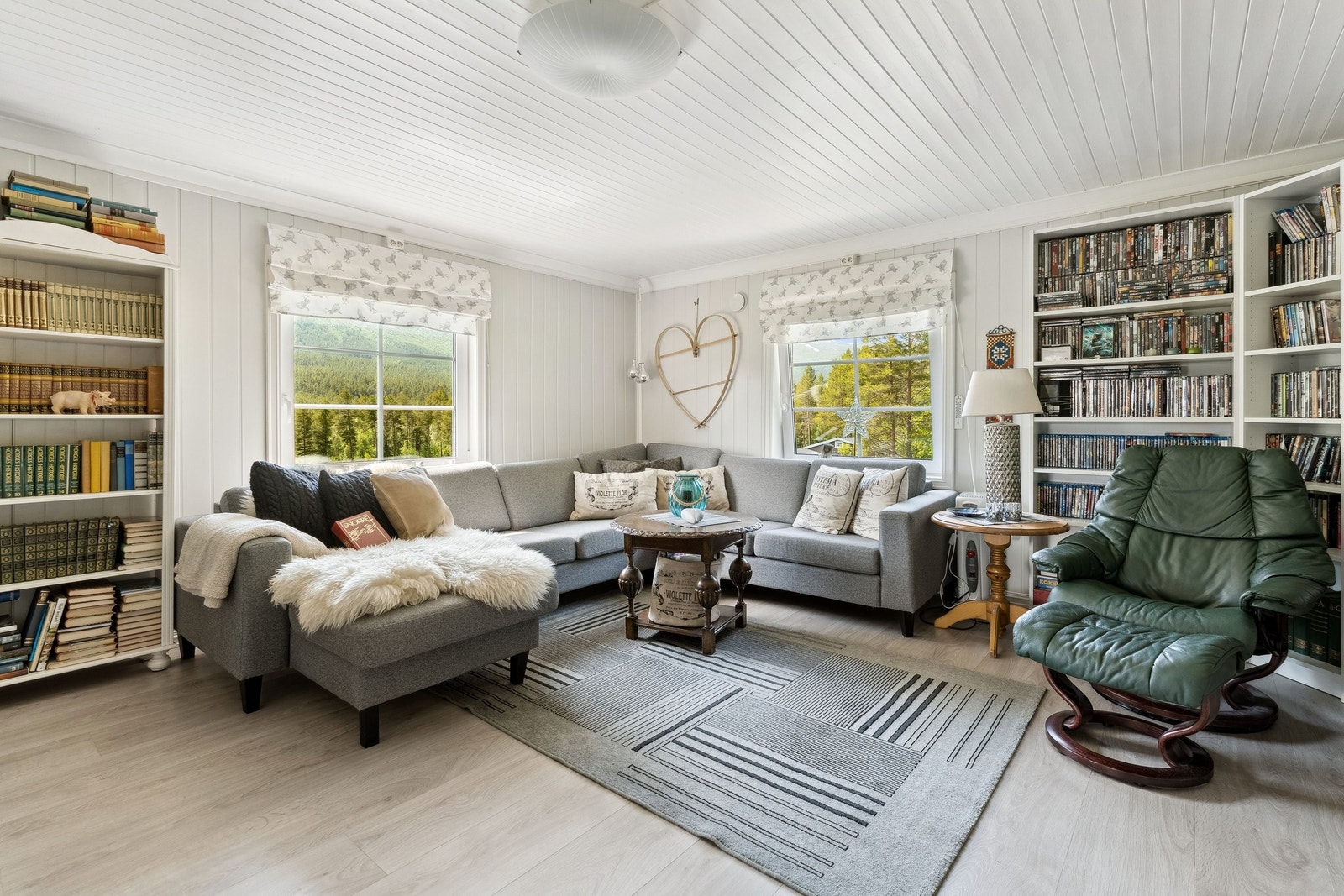 Stue 2 etg. Er i dag Tv-stue/ bibliotek/ musikkrom,og kan muligens benyttes som soverom. Galleribilde