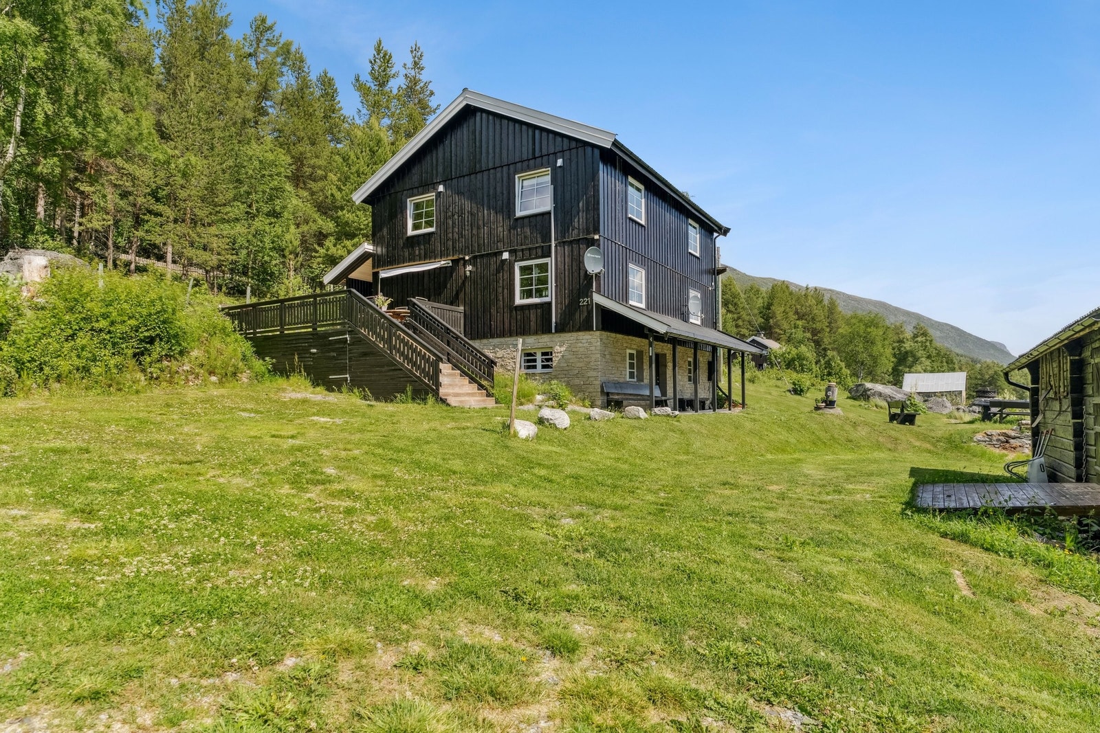 Fasade, med en stor terrasse ved det ene inngangspartiet Galleribilde