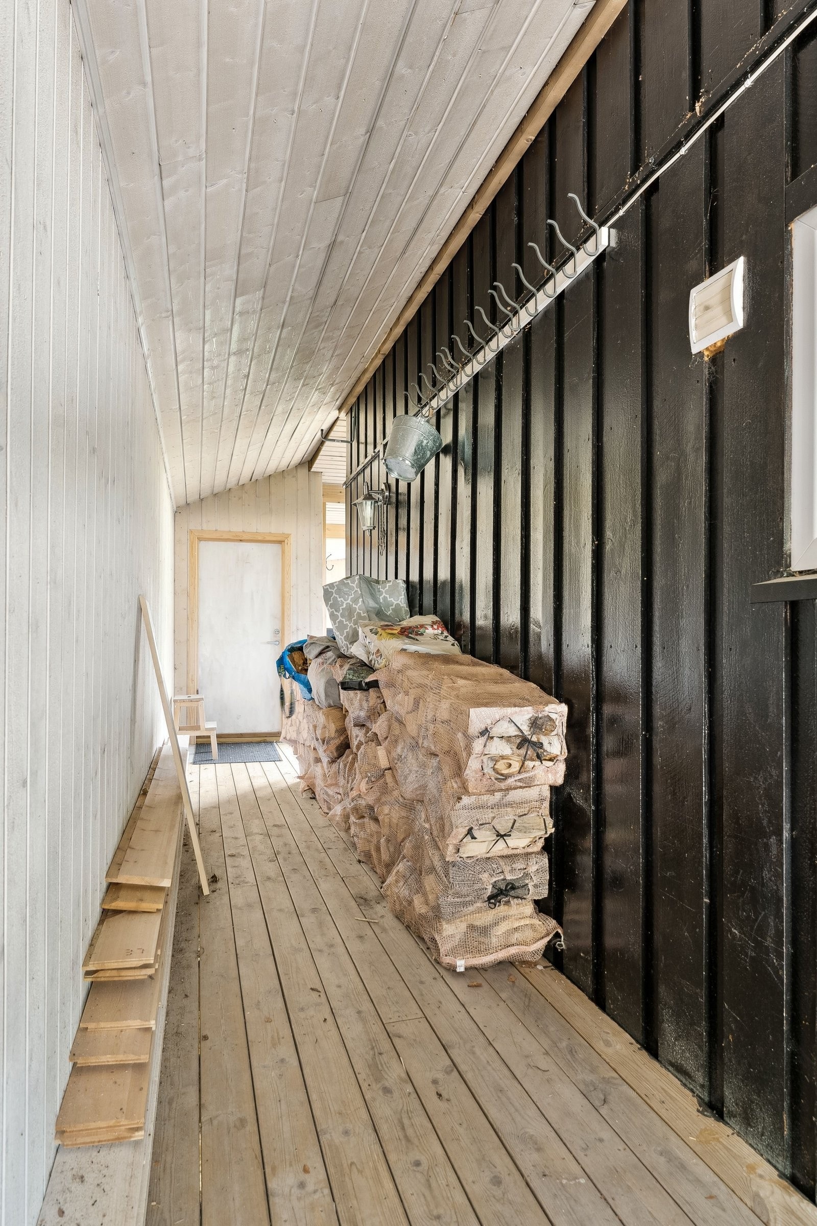 Sval gang 1 etg. Meget god plass til ved for høst og vinter. Galleribilde