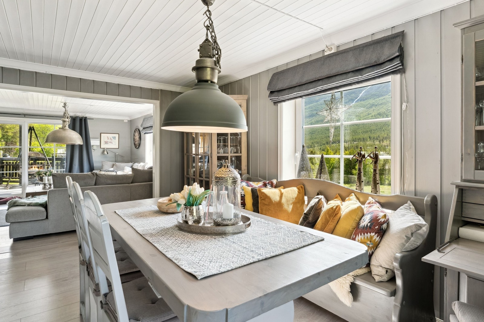 Spisestue 1 etg, hyggelig spisestue med stor skifer peis, og det er god plass til ti stykker rundt bordet Galleribilde