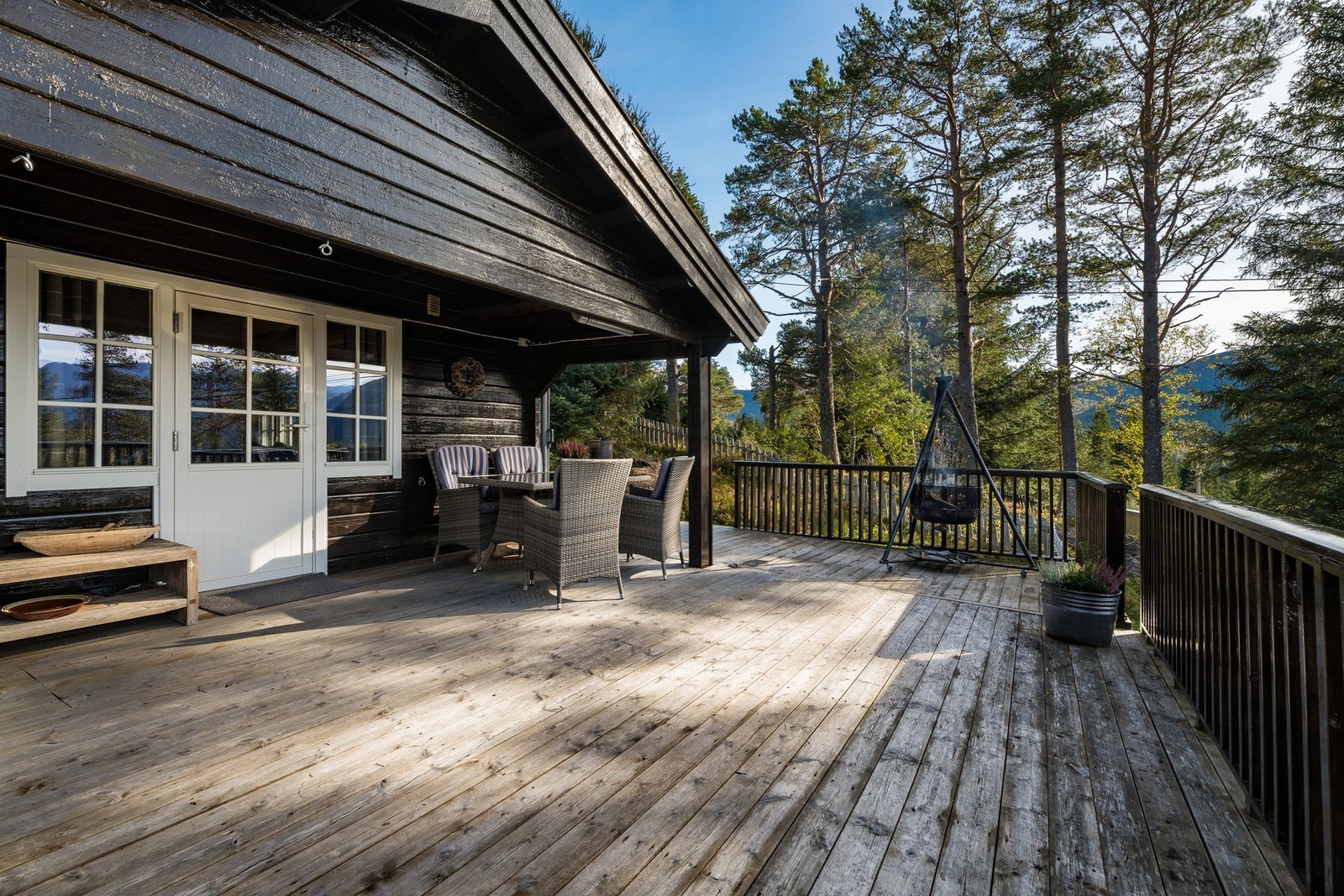 Delvis overbygd terrasse. Nyt tiden her, enten med bålpanne, grill eller ganske enkelt i fred og ro med favorittboken din. Galleribilde
