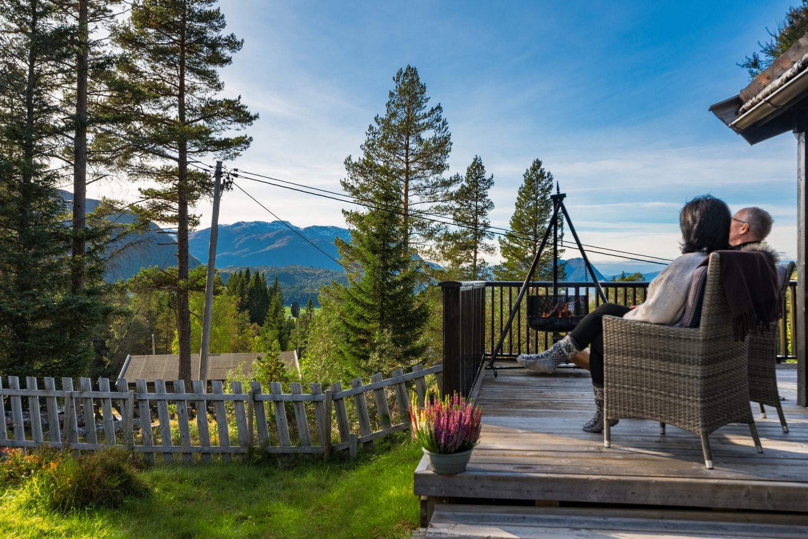 Hytta har terrasse mot syd og sydvest og hele tomten er innegjerdet. Galleribilde