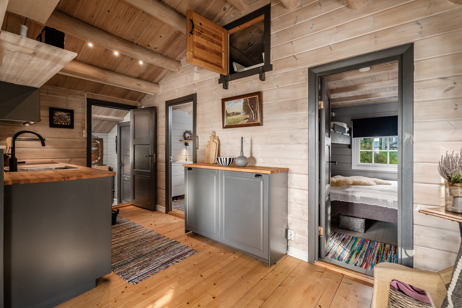 Hytta har to soverom i tillegg til en spennende hems. Begge soverommene har vindu mot øst. Galleribilde