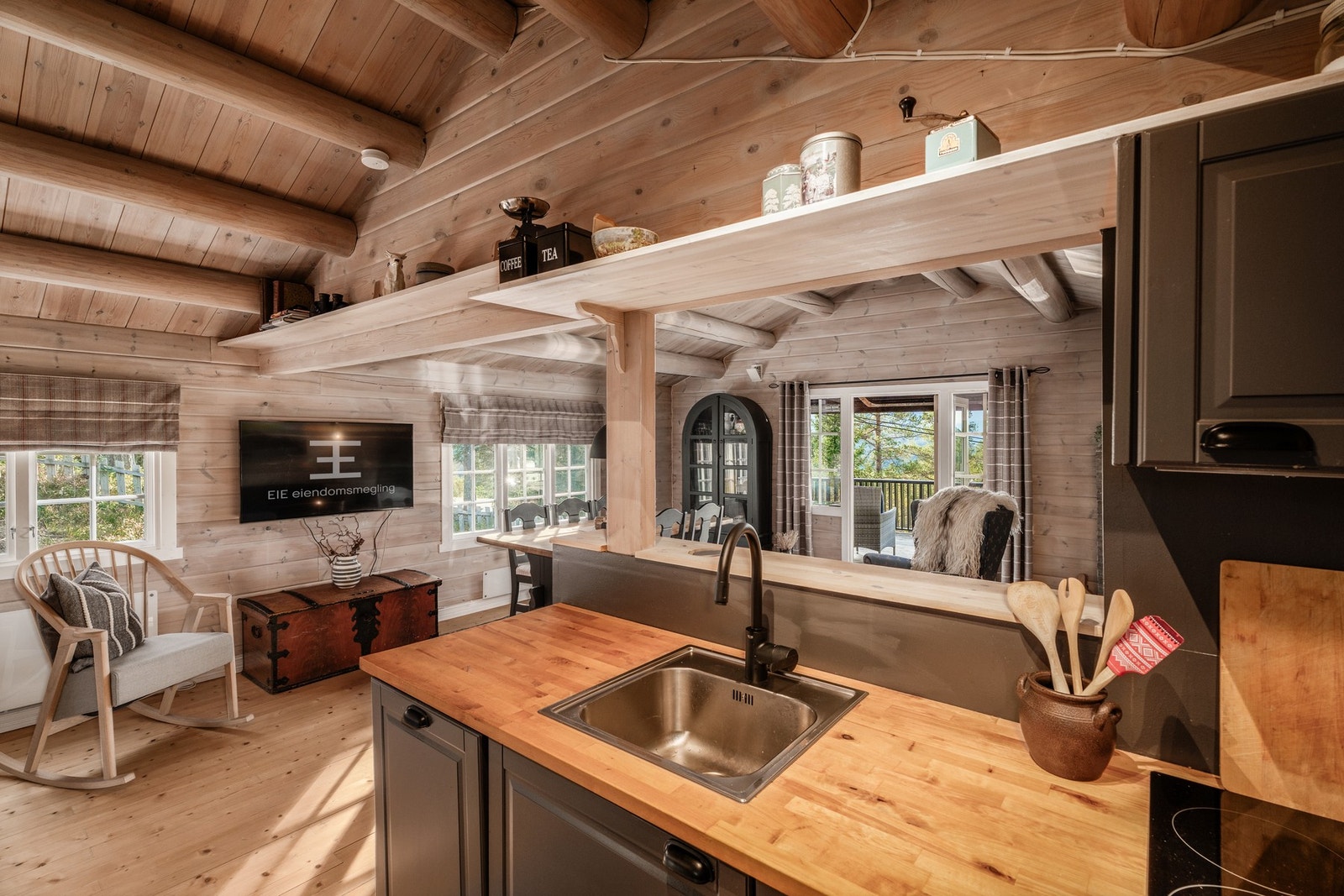 Kjøkkenkroken har profilert innredning fra 2015 og heltre benkeplate. Galleribilde