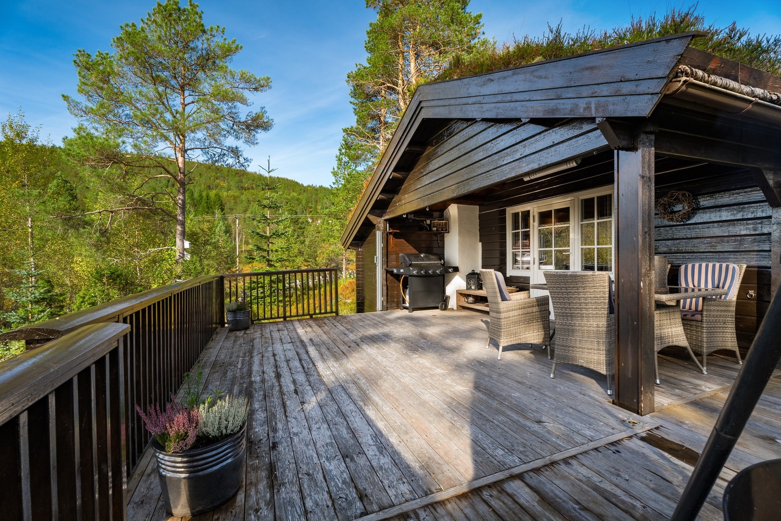 Høstsol på terrassen i Bygdevegen 368. Det er stor sannsynlighet for at du finner trivselsfaktoren her. Galleribilde