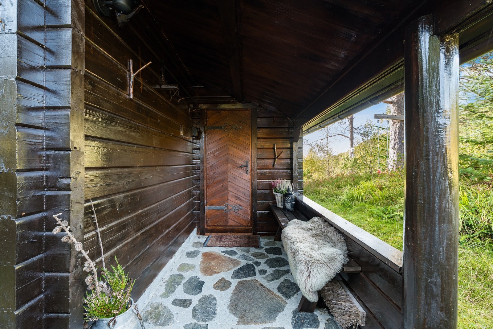 Overbygd og tiltalende inngangsparti. Her kan du sette fra deg tursko og truger. Galleribilde