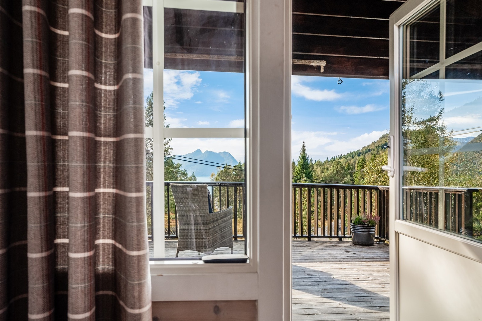 Du har fin utsikt vestover fra stue og fra terrassen. Balkongdøren er for øvrig ny av 2021. Galleribilde