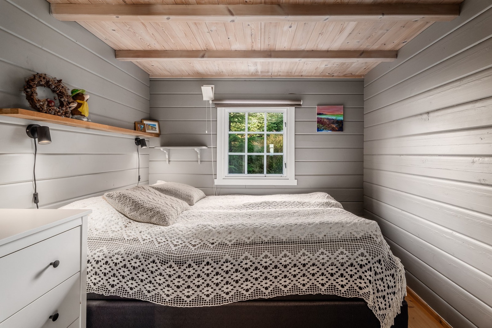 Hovdsoverommet har dobbeltseng, legg også merke til ventil i vegg. Galleribilde