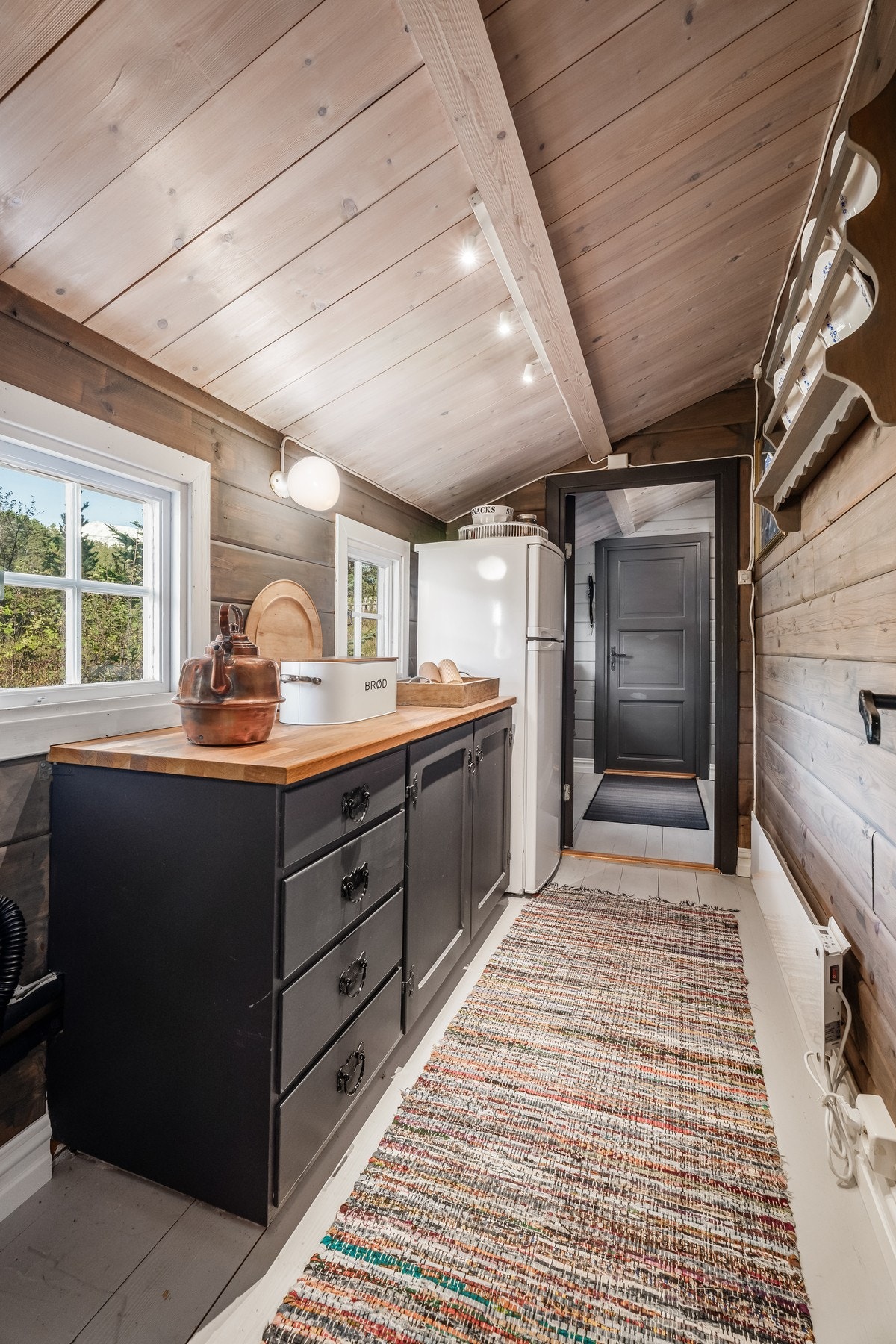 Et praktisk rom som kommer til sin fulle rett når du får gjester på hyttebesøk. Galleribilde