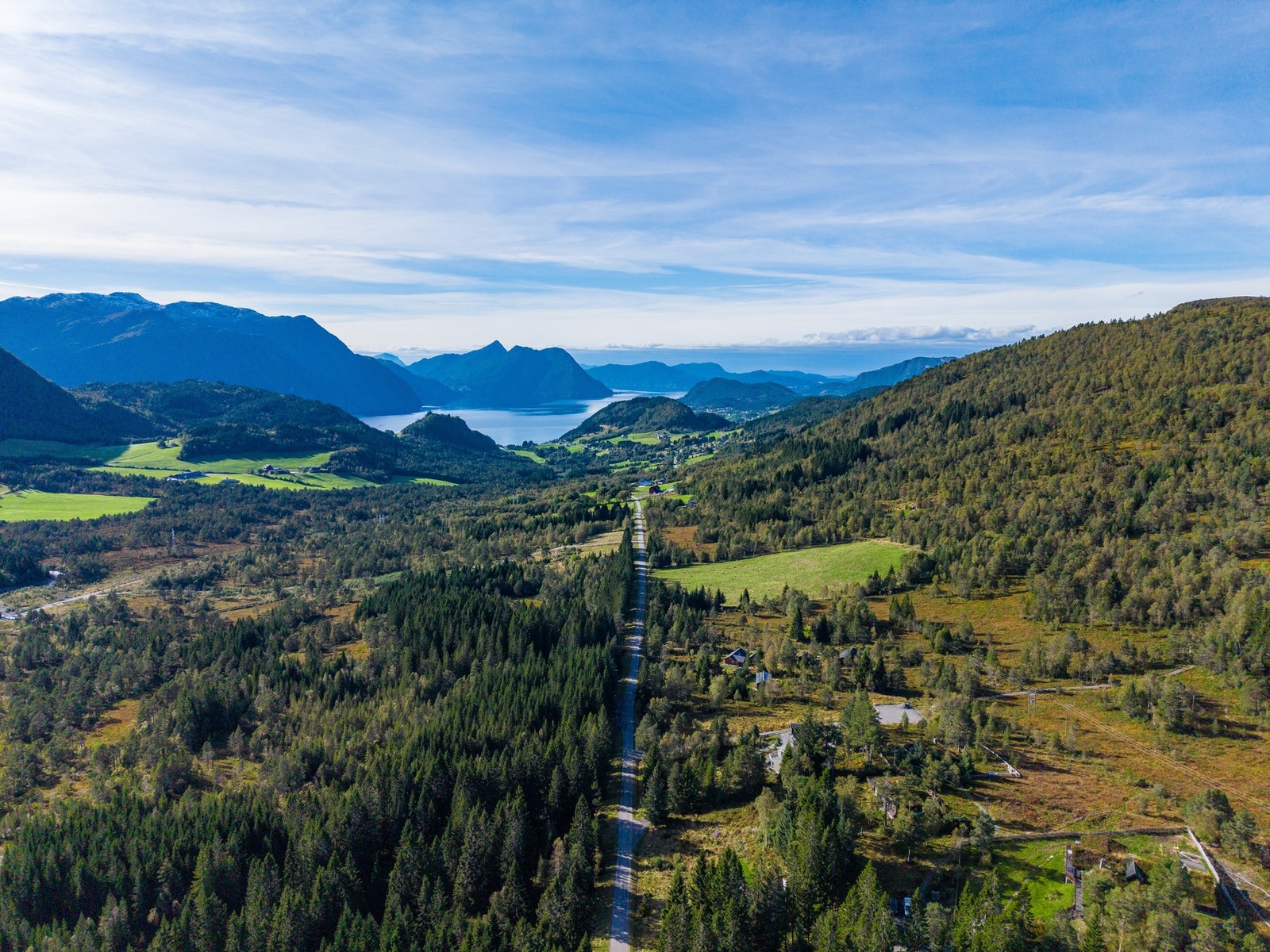 Vakkert dronebilde fra området og vestover mot Vaksvika og fjorden. Galleribilde