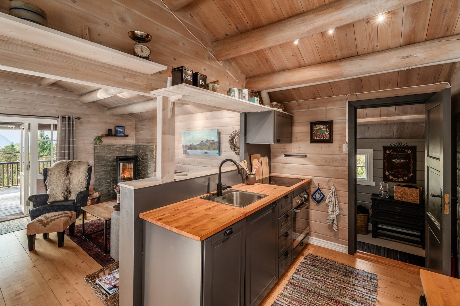 Du har alt du trenger på kjøkkenet, koketopp, stekeovn og selvsagt oppvaskmaskin. Galleribilde