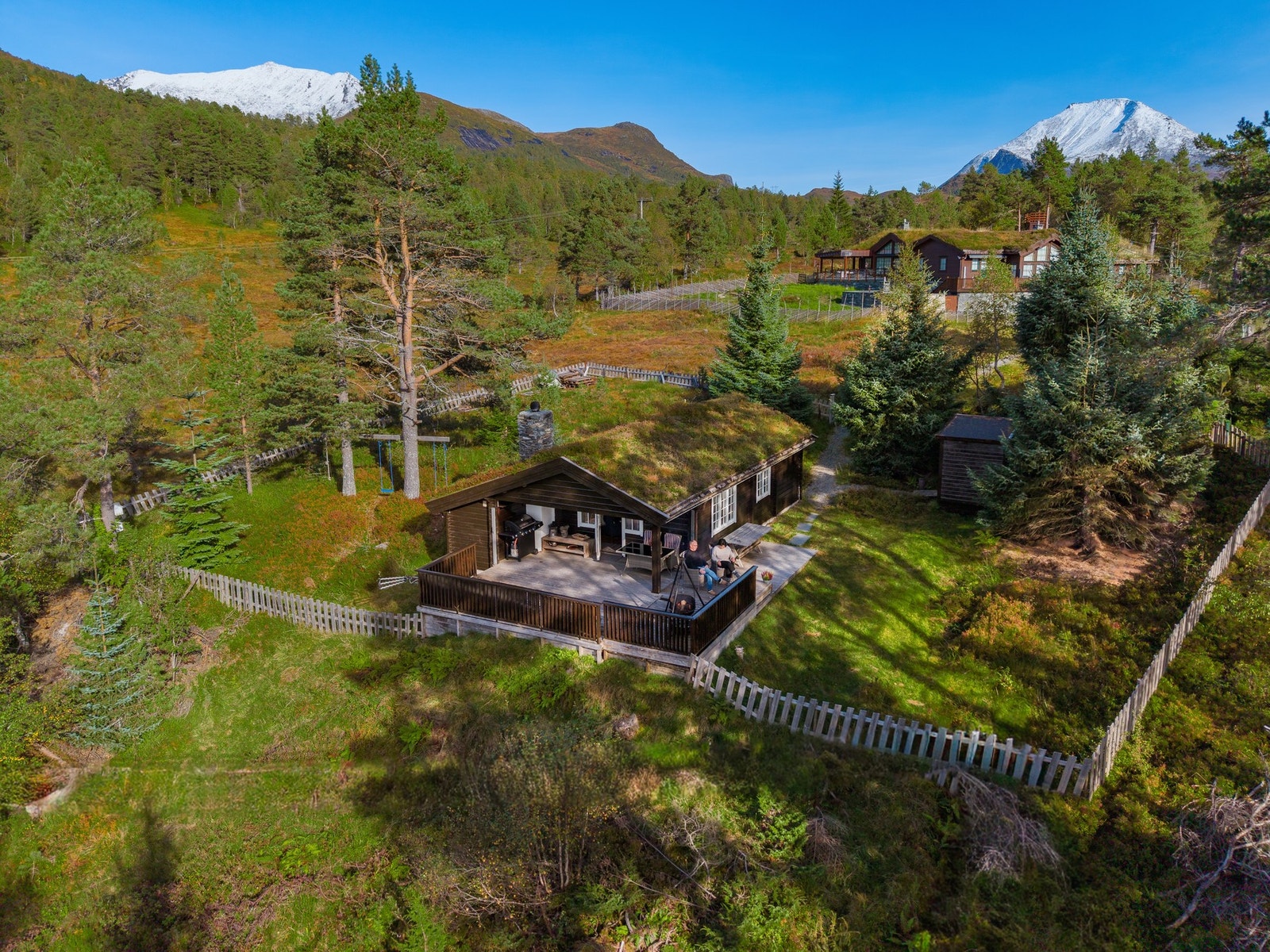 Beliggenhet i nydelige omgivelser. Tilkomst via gruslagt sti på østsiden. Stien er på ca 70m fra p-plassen til hytta. Galleribilde