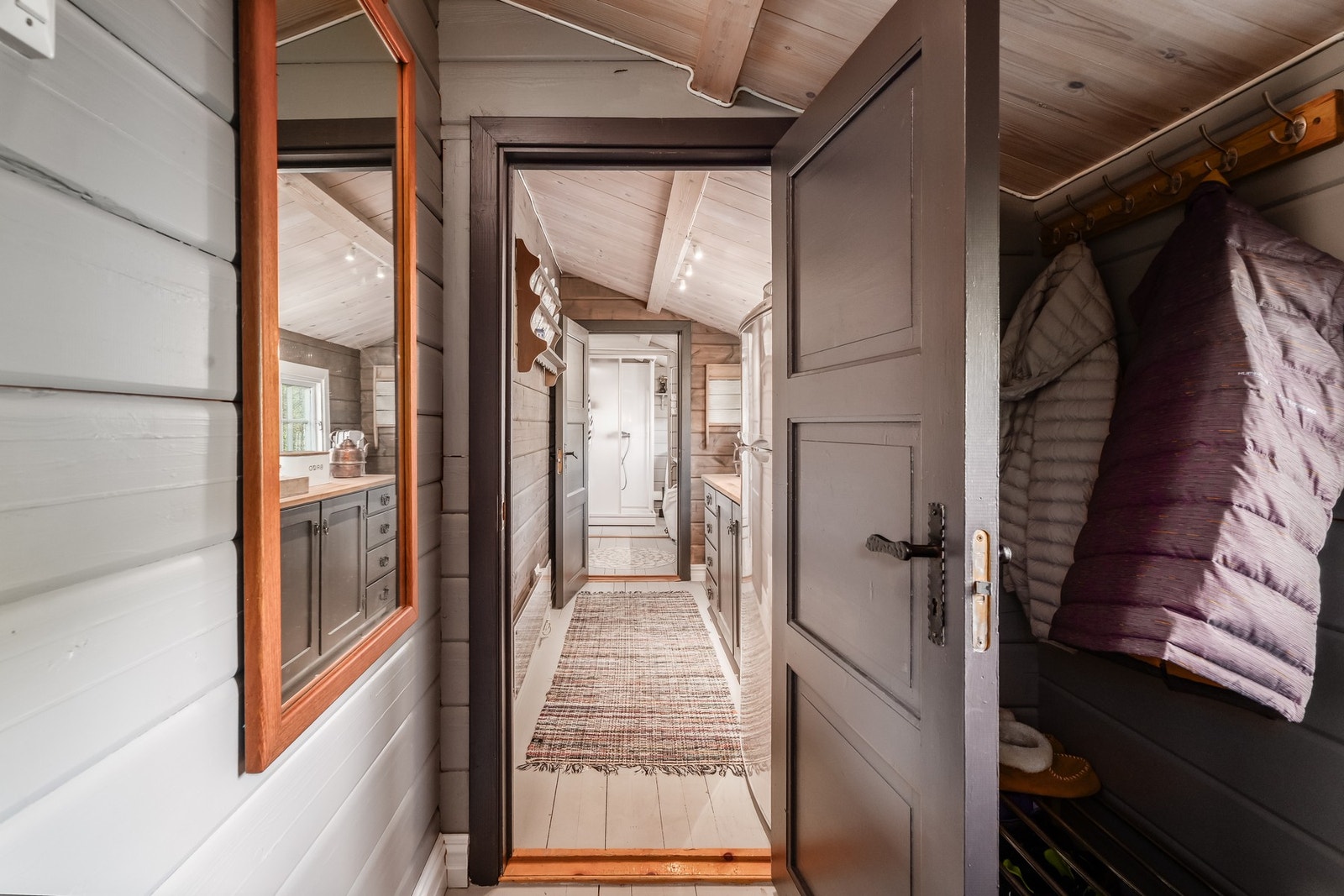 Fra entréen ser du mot grovkjøkken og bad. Galleribilde