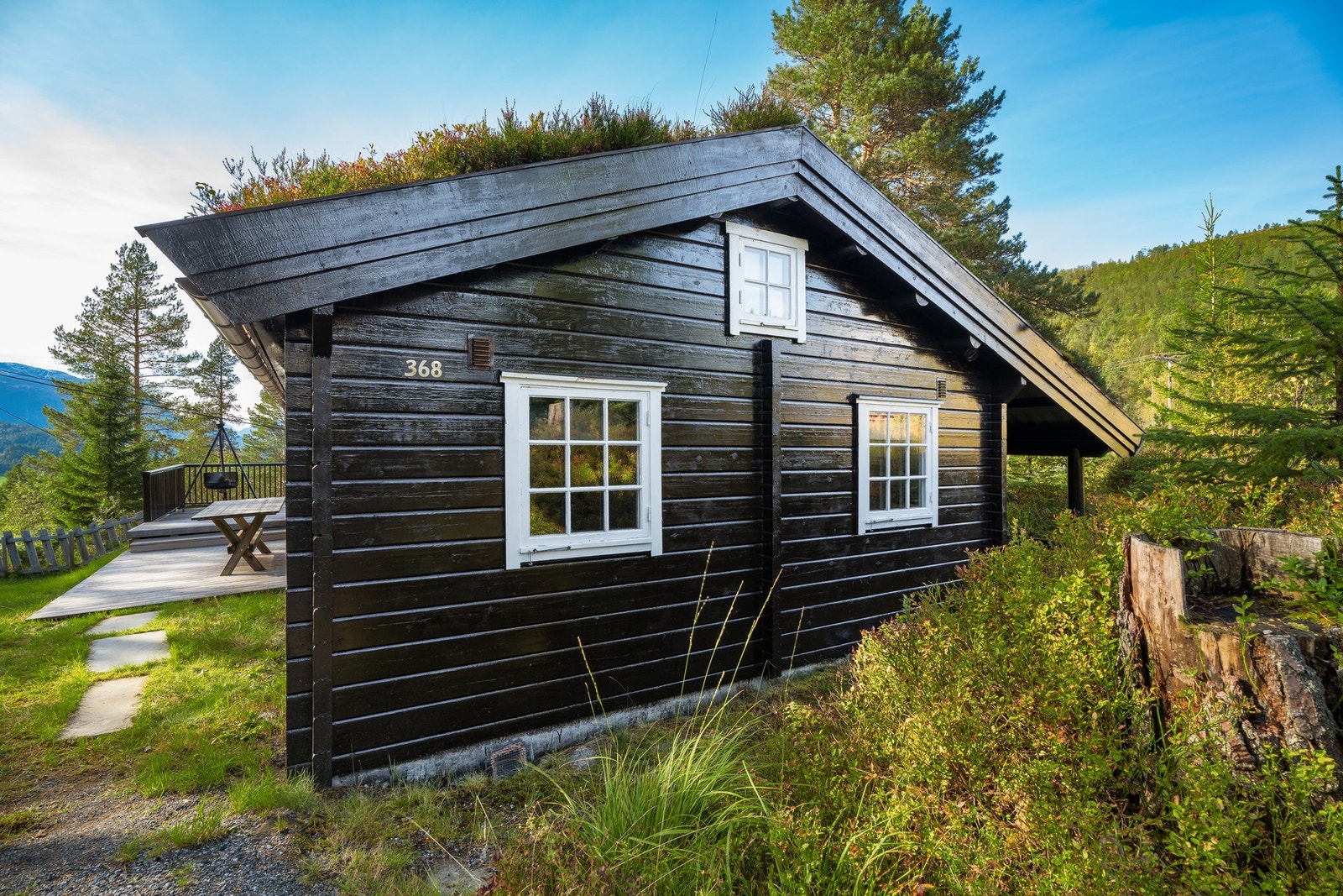 Fasade øst, soveromsvinduene kan åpnes, og det samme kan vinduet til hemsen. Galleribilde