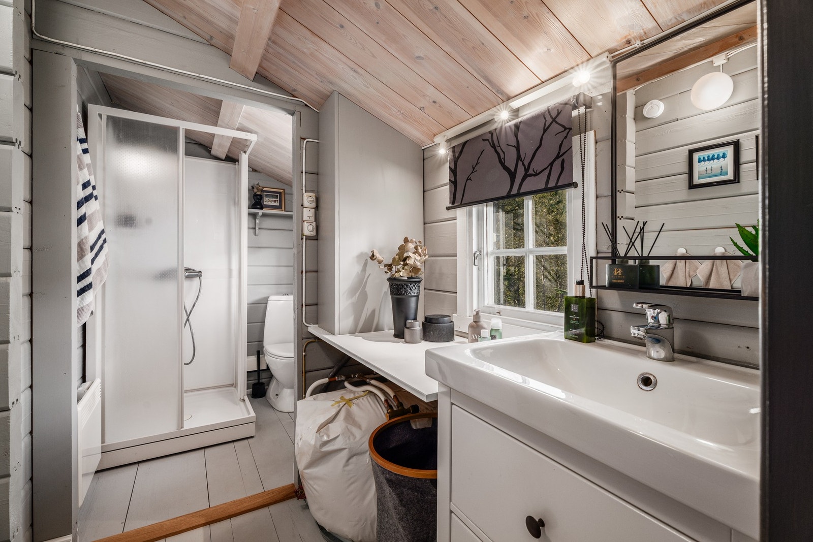 Badet er funksjonelt med WC, servantinnredning og kabinett. Varmtvannstanken er på 80 l. Galleribilde