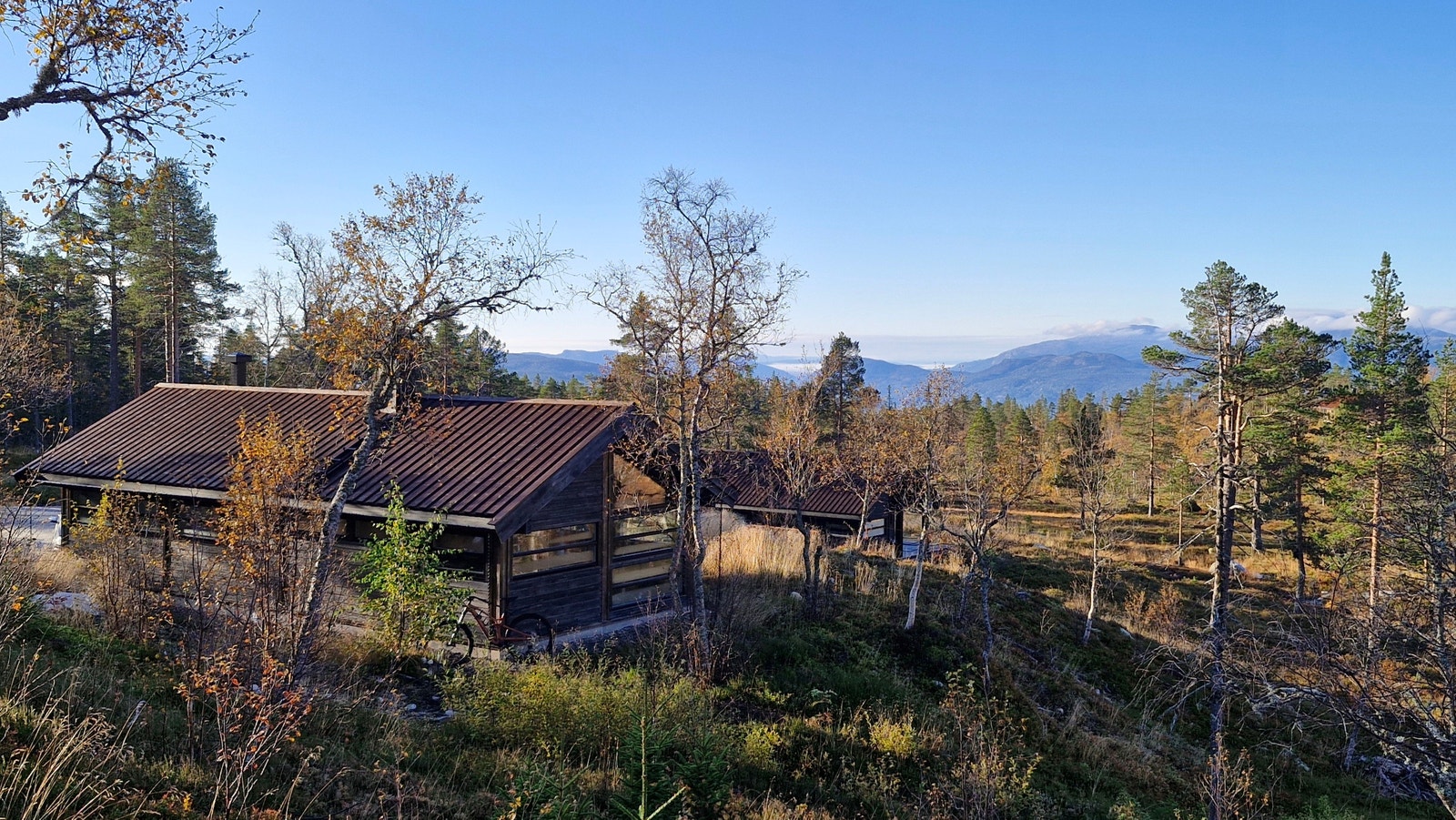 Samme hytta på en tomt litt nedenfor Galleribilde