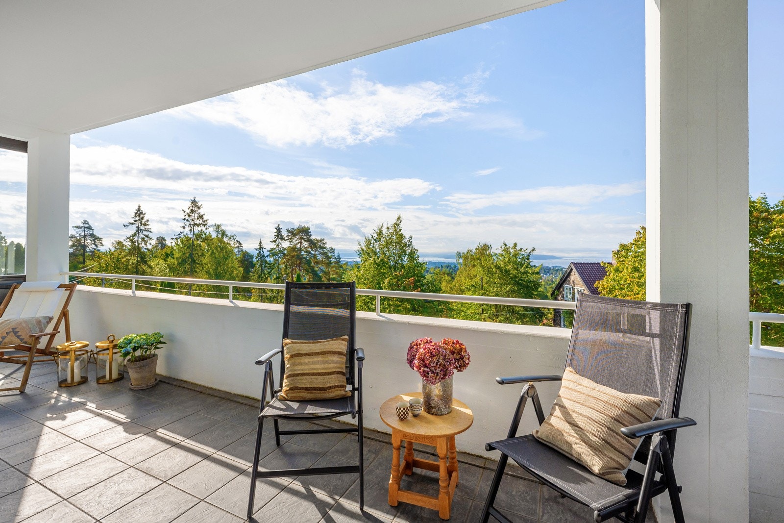 Beliggenheten gir også svært gode solforhold og flott utsikt, noe som bidrar til å skape en lys og trivelig atmosfære rundt boligen Galleribilde