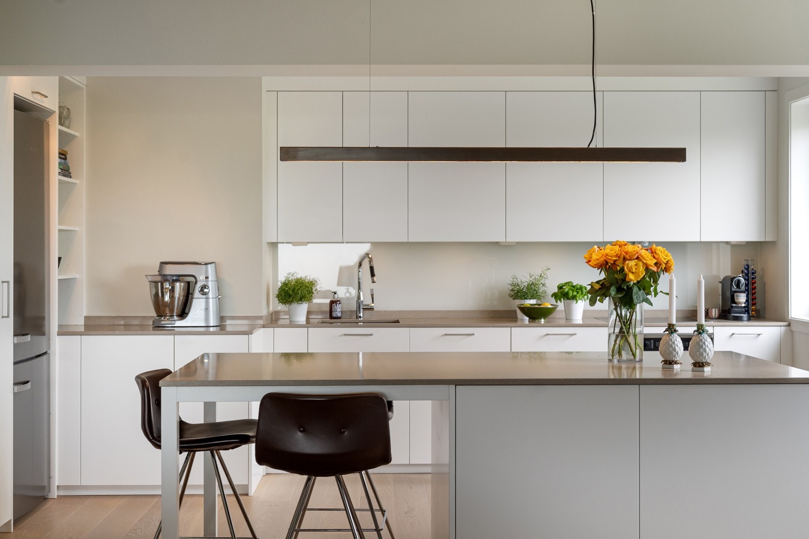 Kvänum kjøkken fra 2017 med kjøkkenøy og benkplate i kompositt Galleribilde