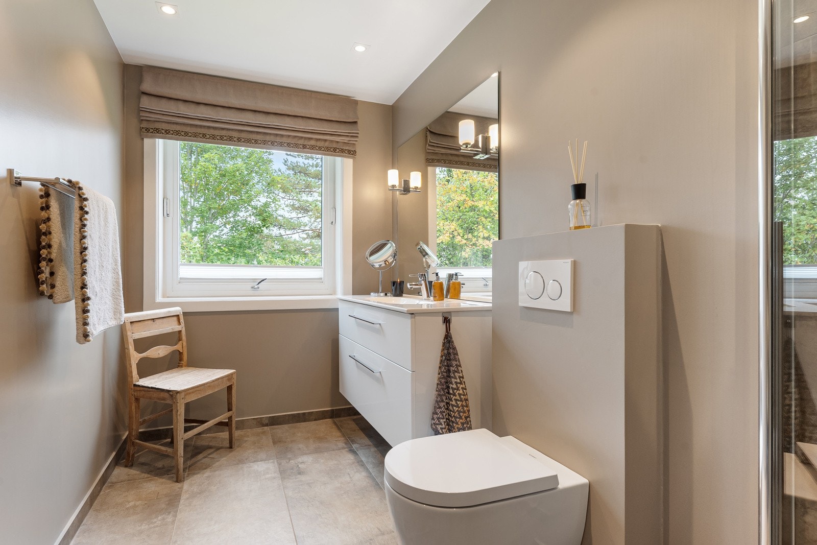 Bad med dusj, wc og vask med lagringsplass Galleribilde