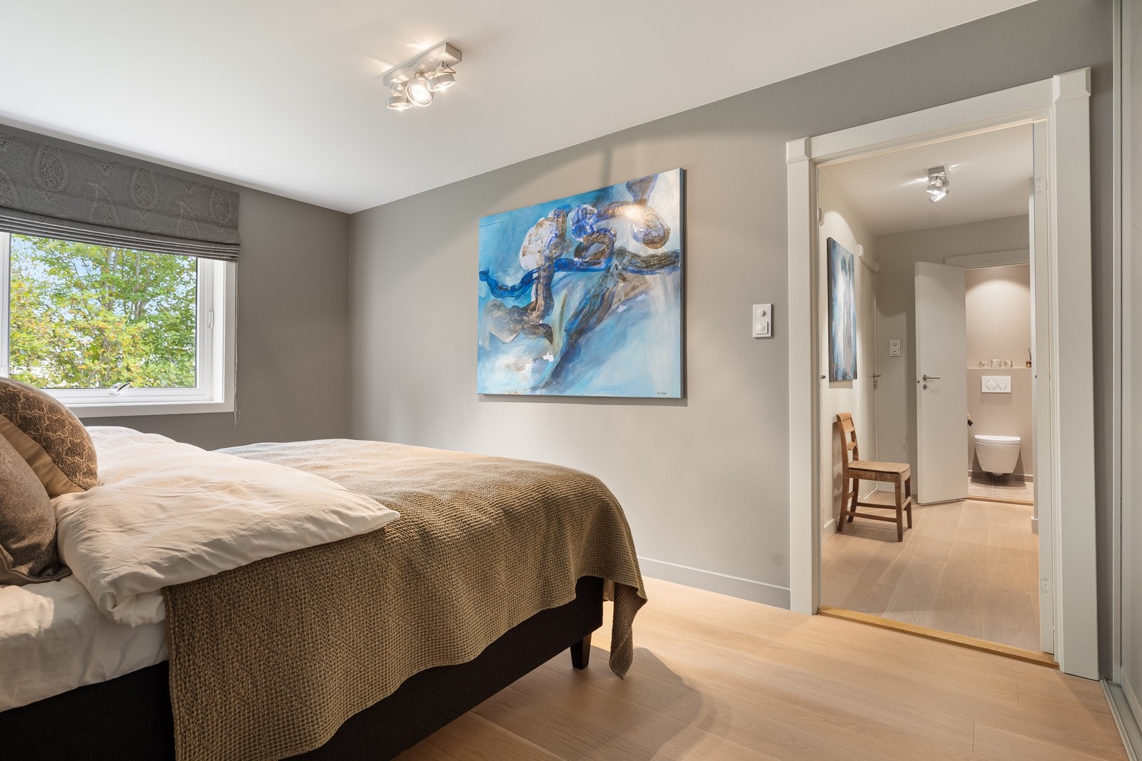 Romslig hovedsoverom med plassbygget garderobeskap Galleribilde