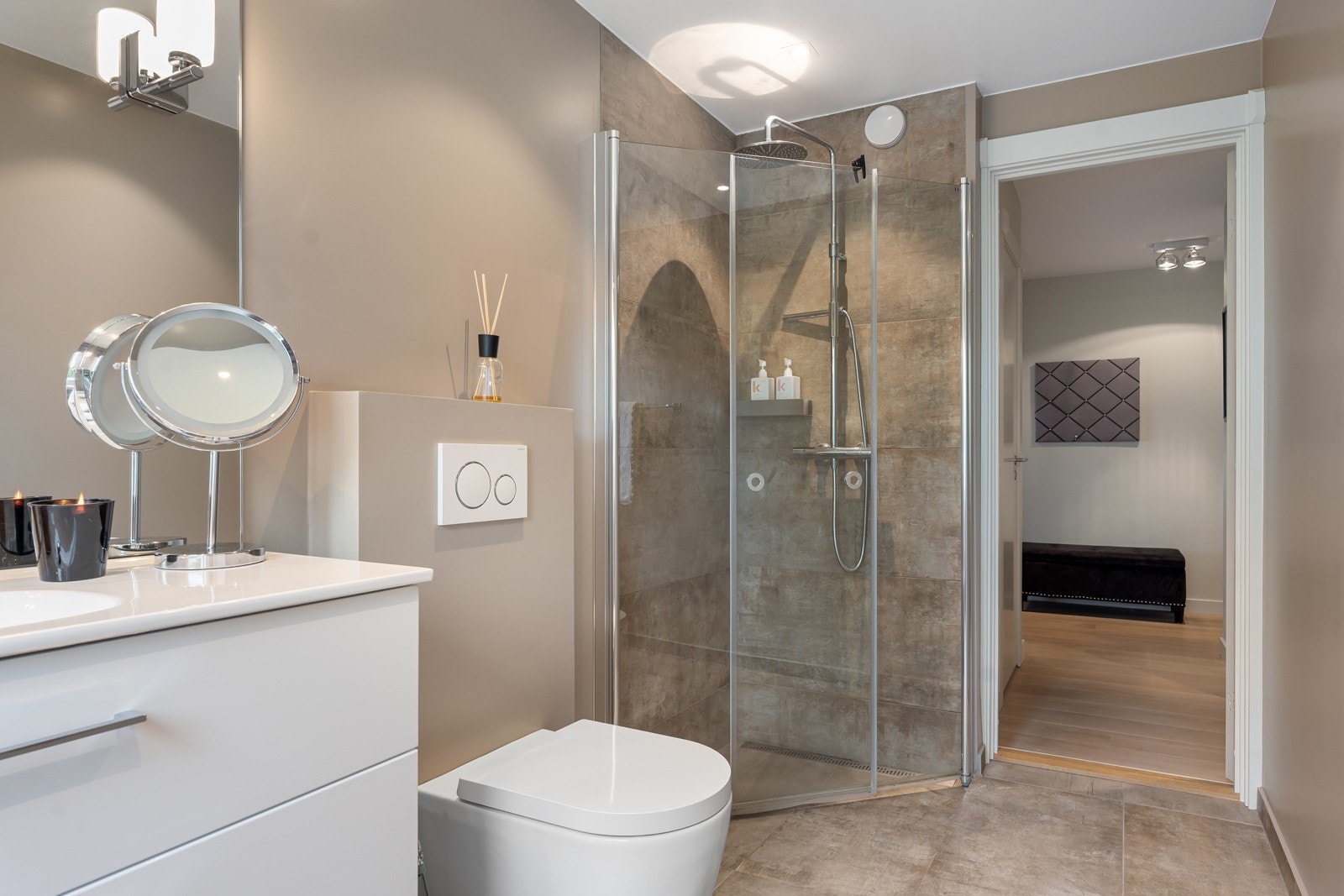 Bad med dusj, wc og vask med lagringsplass Galleribilde