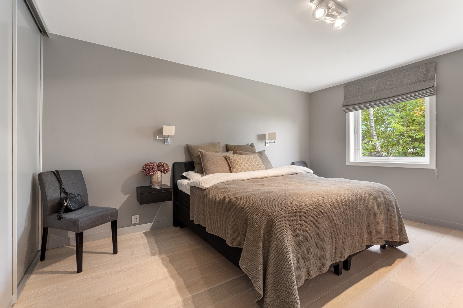 Romslig hovedsoverom med plassbygget garderobeskap Galleribilde