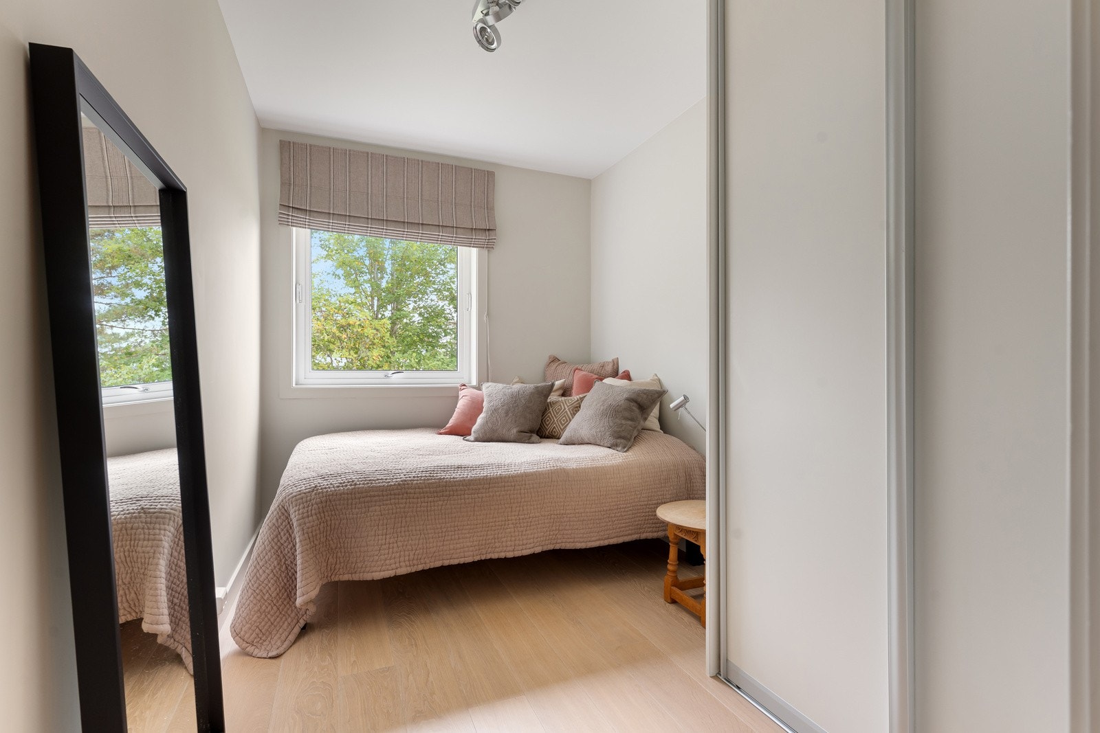 Soverom 2 med plassbygget garderobeskap Galleribilde