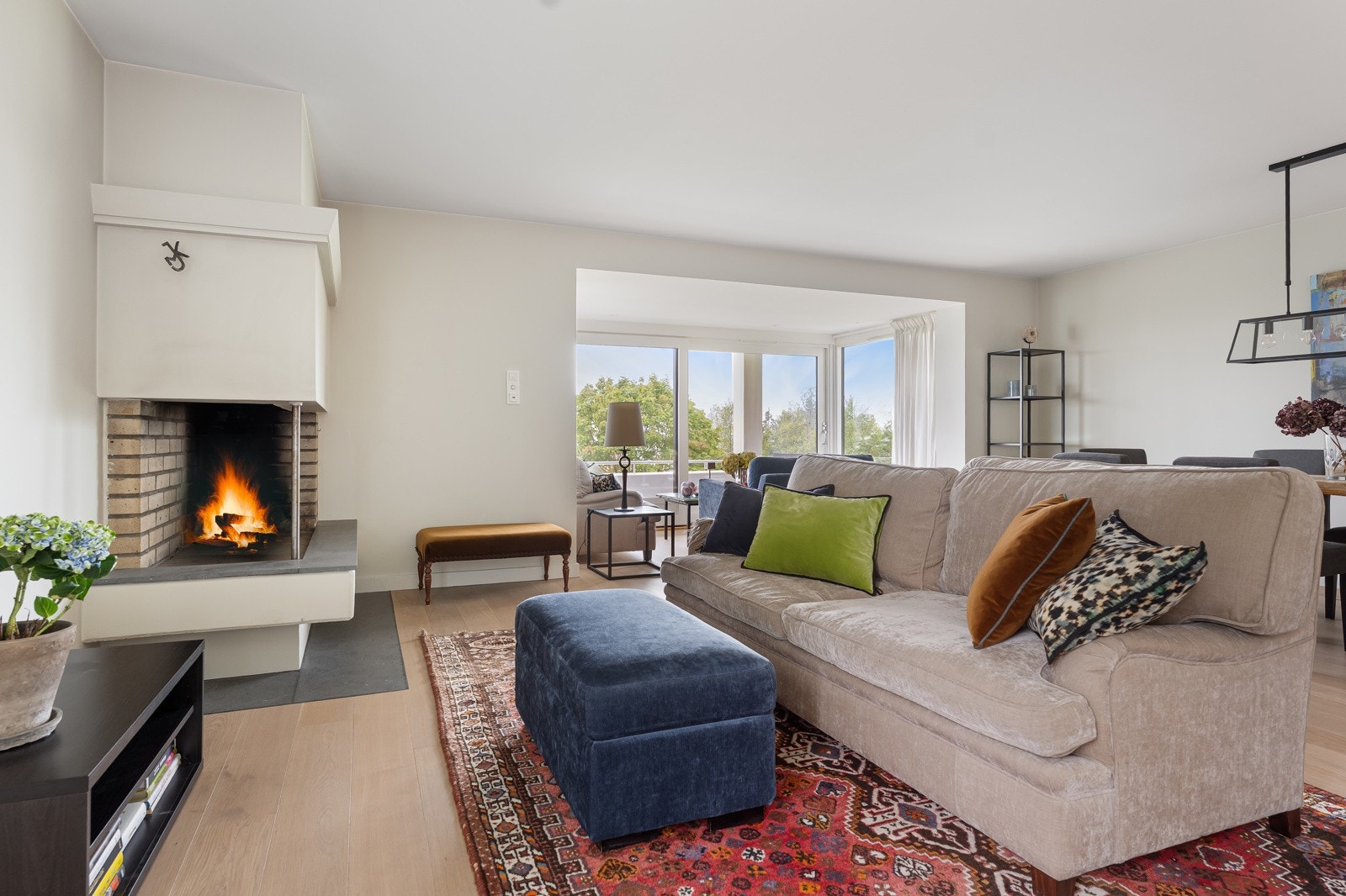 Vedfyrt peis i tillegg til varmefolie under 1-stavs parkett Galleribilde