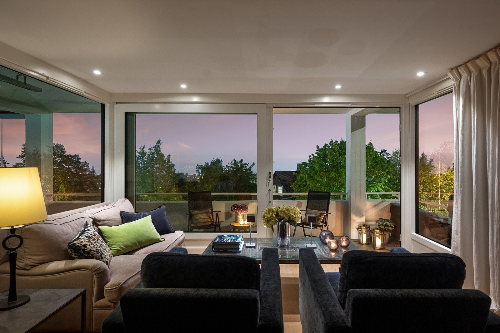 Stor og luftig stue med store vindusflater Galleribilde