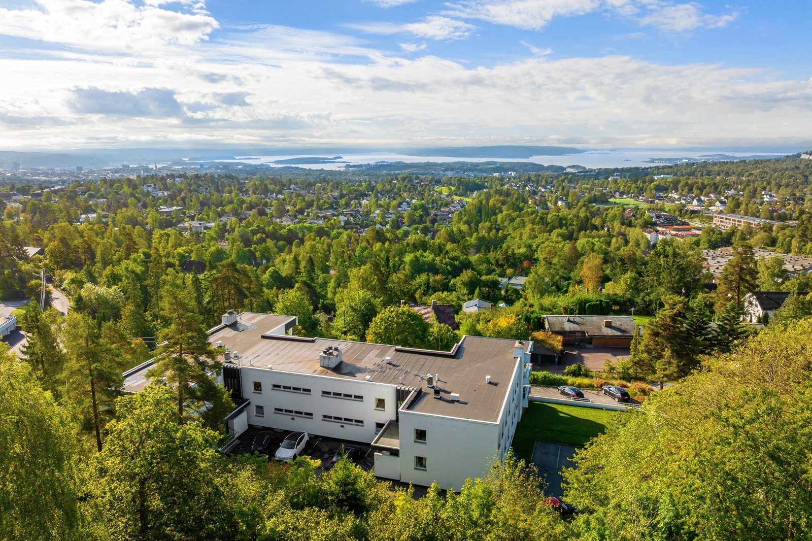 Dagligvarebutikker og servicetilbud finnes i nærheten, og et bredere utvalg av butikker, spisesteder og fasiliteter er lett tilgjengelig på kort kjøretur eller en kort tur med kollektivtransport. Galleribilde