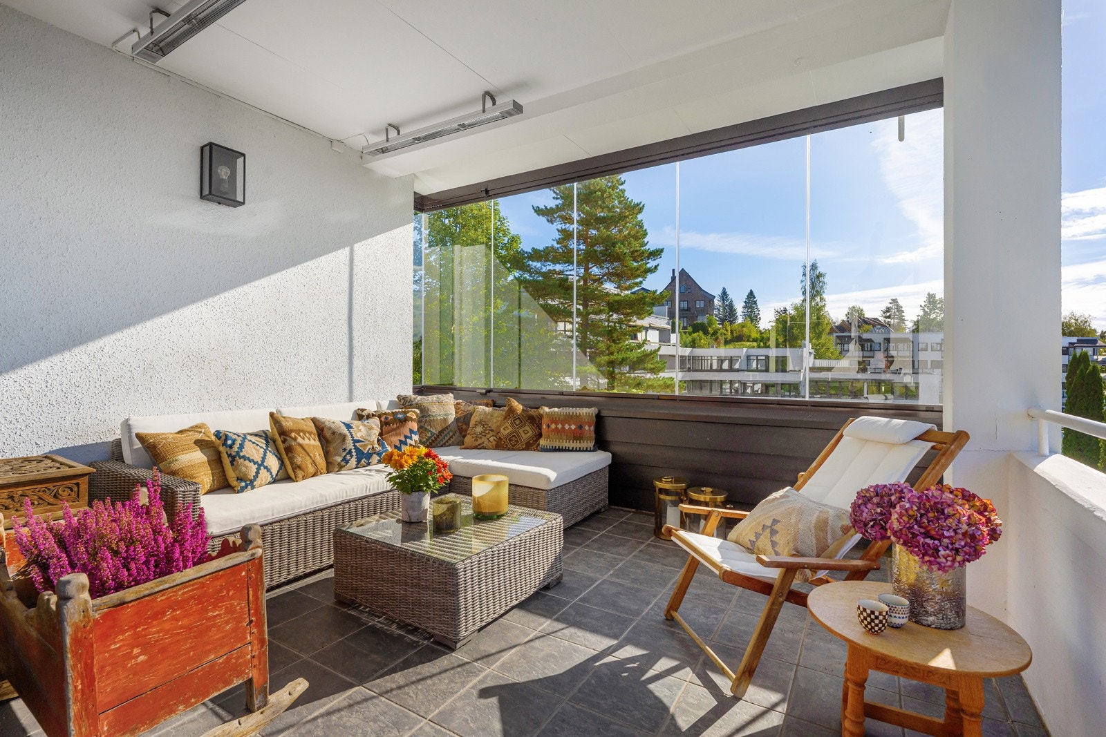Beliggenheten gir også svært gode solforhold og flott utsikt, noe som bidrar til å skape en lys og trivelig atmosfære rundt boligen Galleribilde