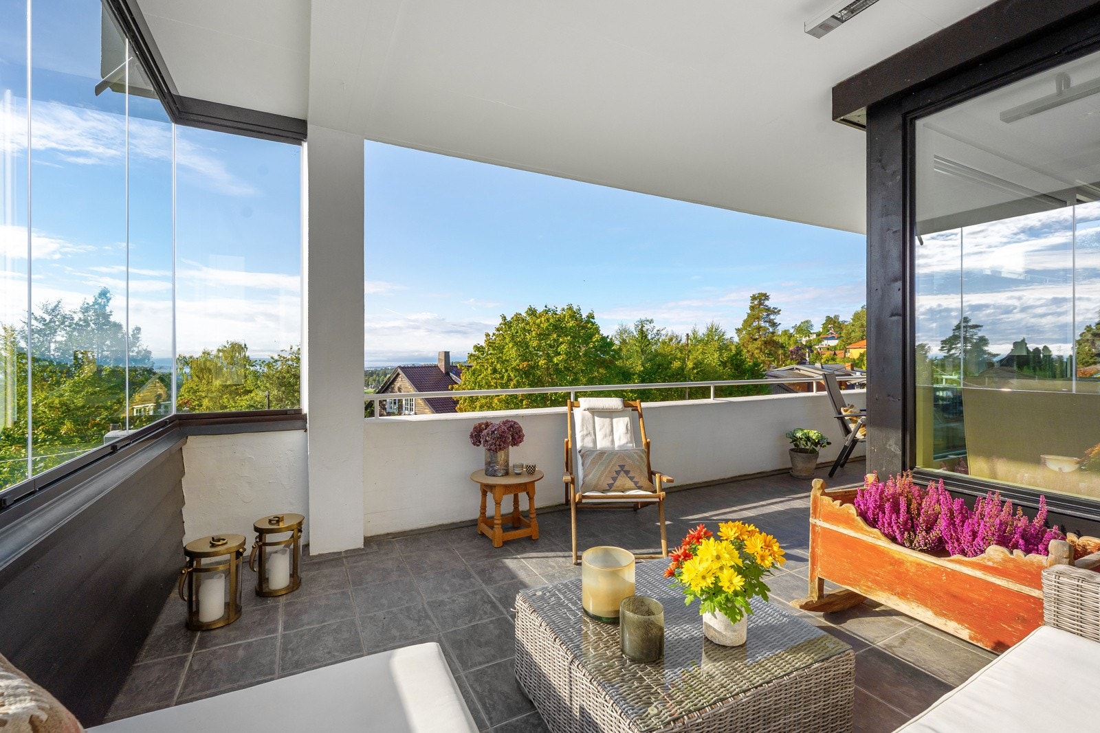 Beliggenheten gir også svært gode solforhold og flott utsikt, noe som bidrar til å skape en lys og trivelig atmosfære rundt boligen Galleribilde