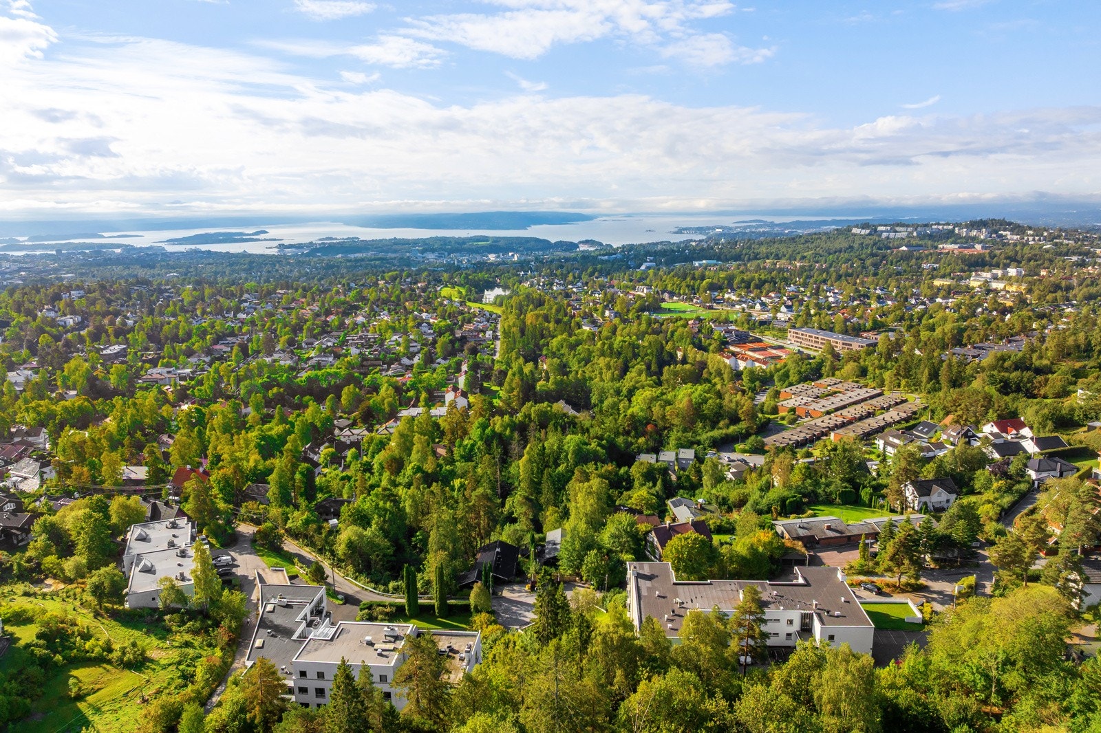 Dagaliveien 33B har en svært attraktiv beliggenhet i et veletablert og rolig villastrøk mellom Besserud og Midtstuen. Her bor du skjermet og fredelig, men samtidig med kort vei til alt du trenger i hverdagen Galleribilde