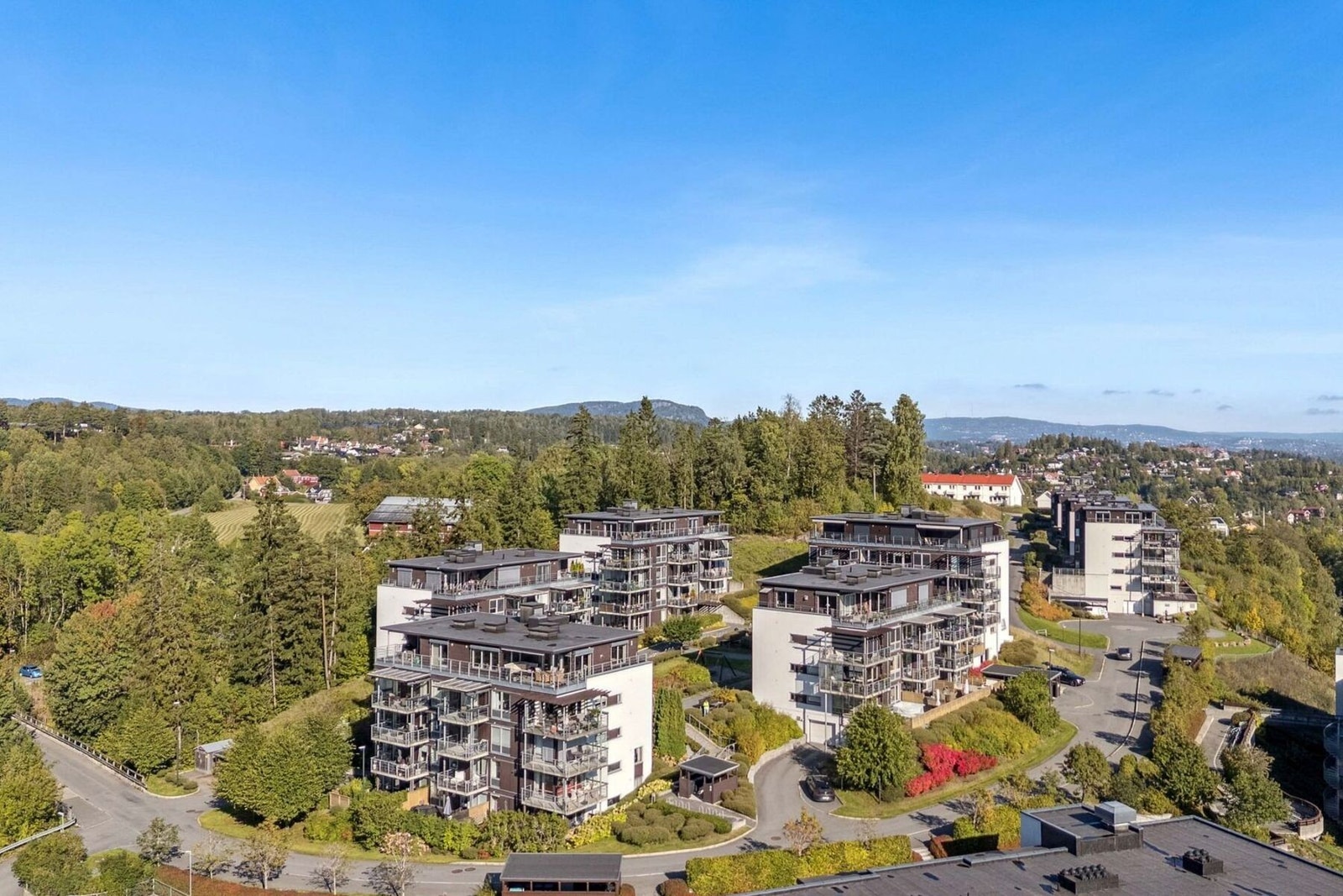 Fantastisk beliggenhet på kolle med nydelig turområde rett utenfor døren. Galleribilde