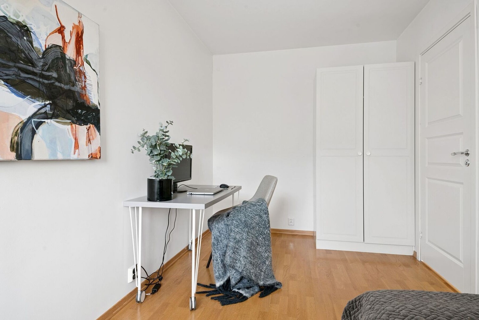 Soverom II har dobbelt garderobeskap og plass for diverse møbler i tilegg til seng. Galleribilde