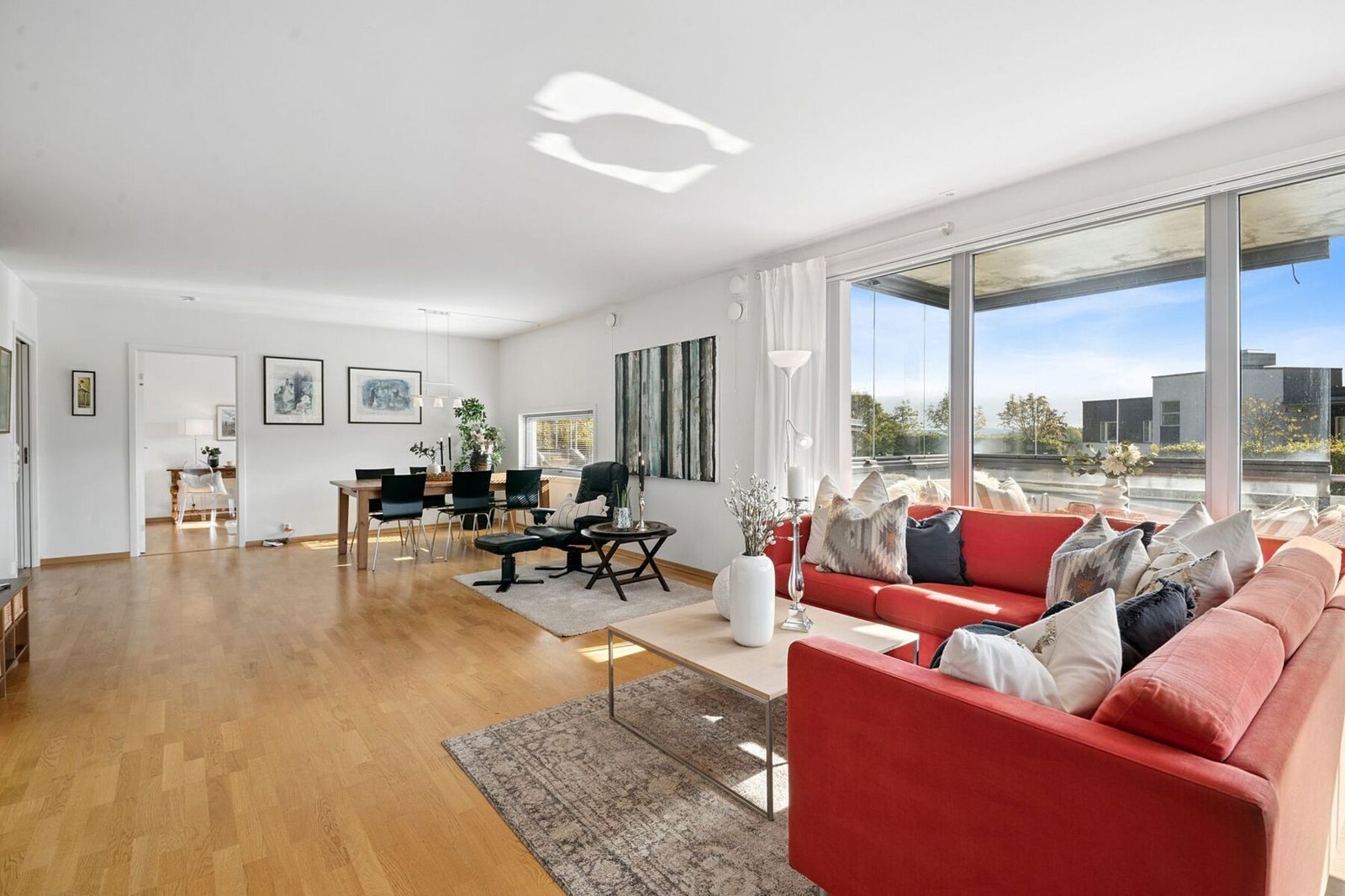 En stor og delikat stue som har meget gode sol- og utsiktsforhold. Galleribilde