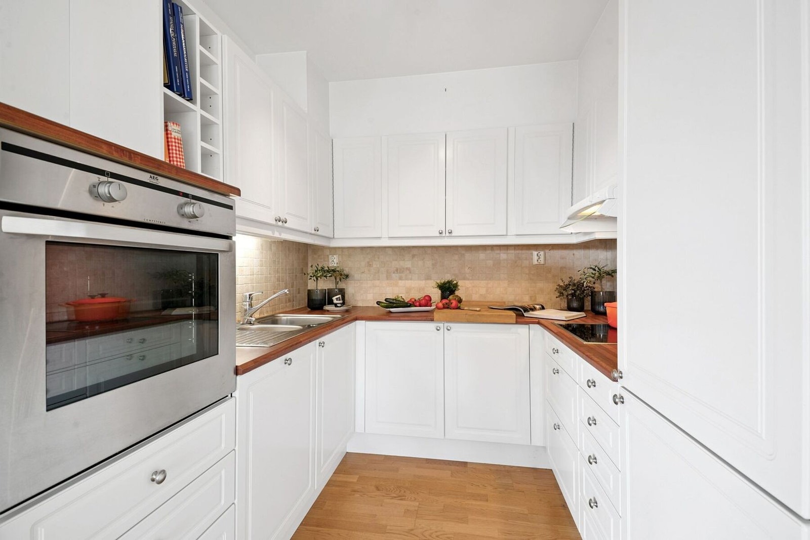 Praktisk arbeidskjøkken med integrerte hvitevarer. Galleribilde