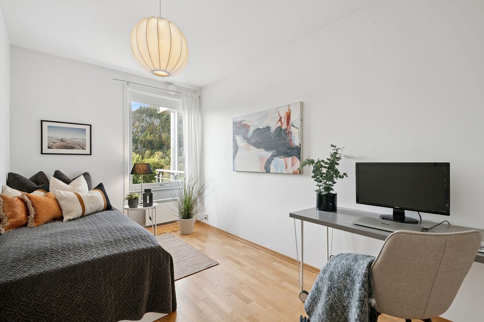 Soverom II har utsikt til Hvalstadåsen/Skaugumsåsen. Galleribilde