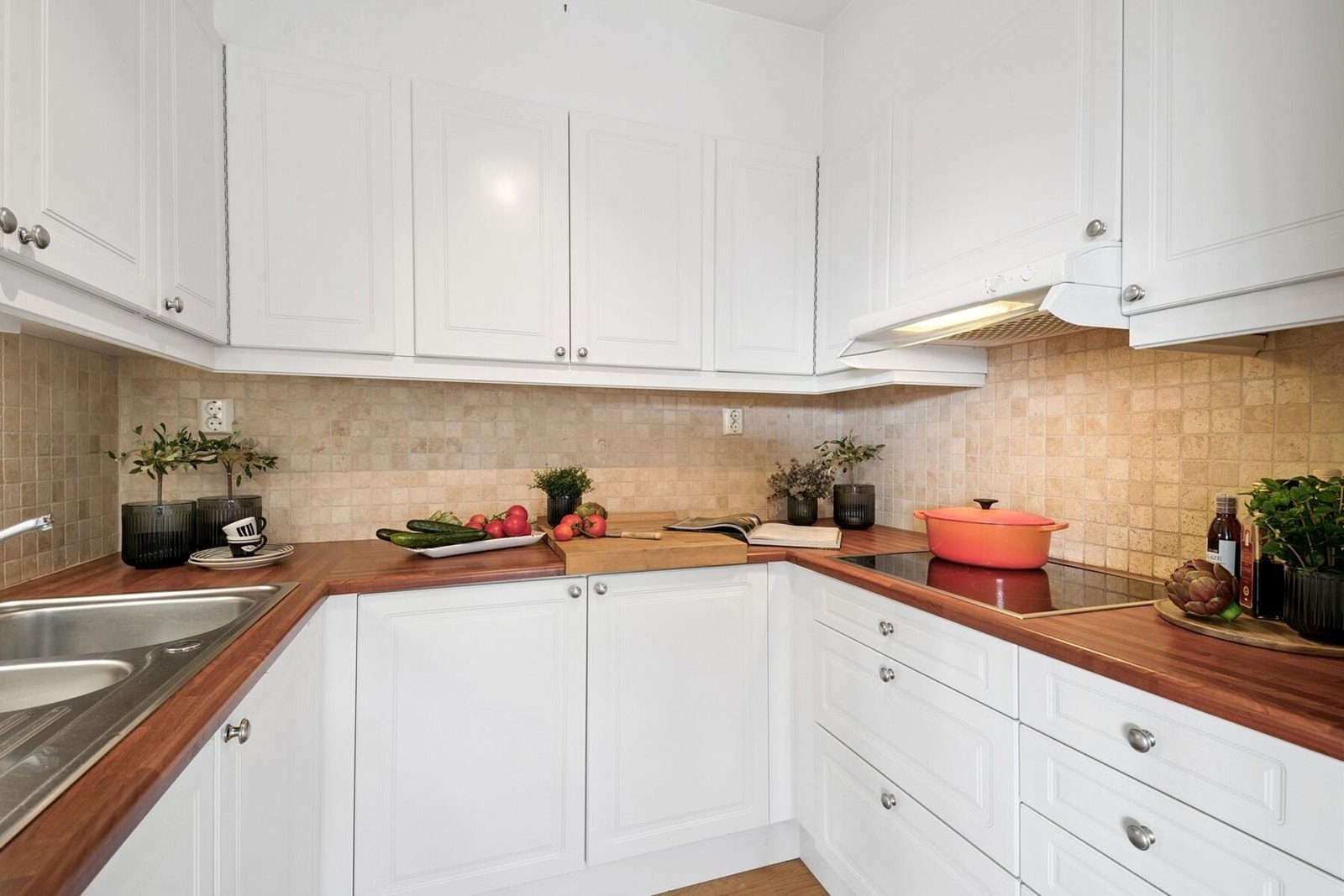 Fliser på vegger og rikelig med skapplass og benkeflater. Galleribilde