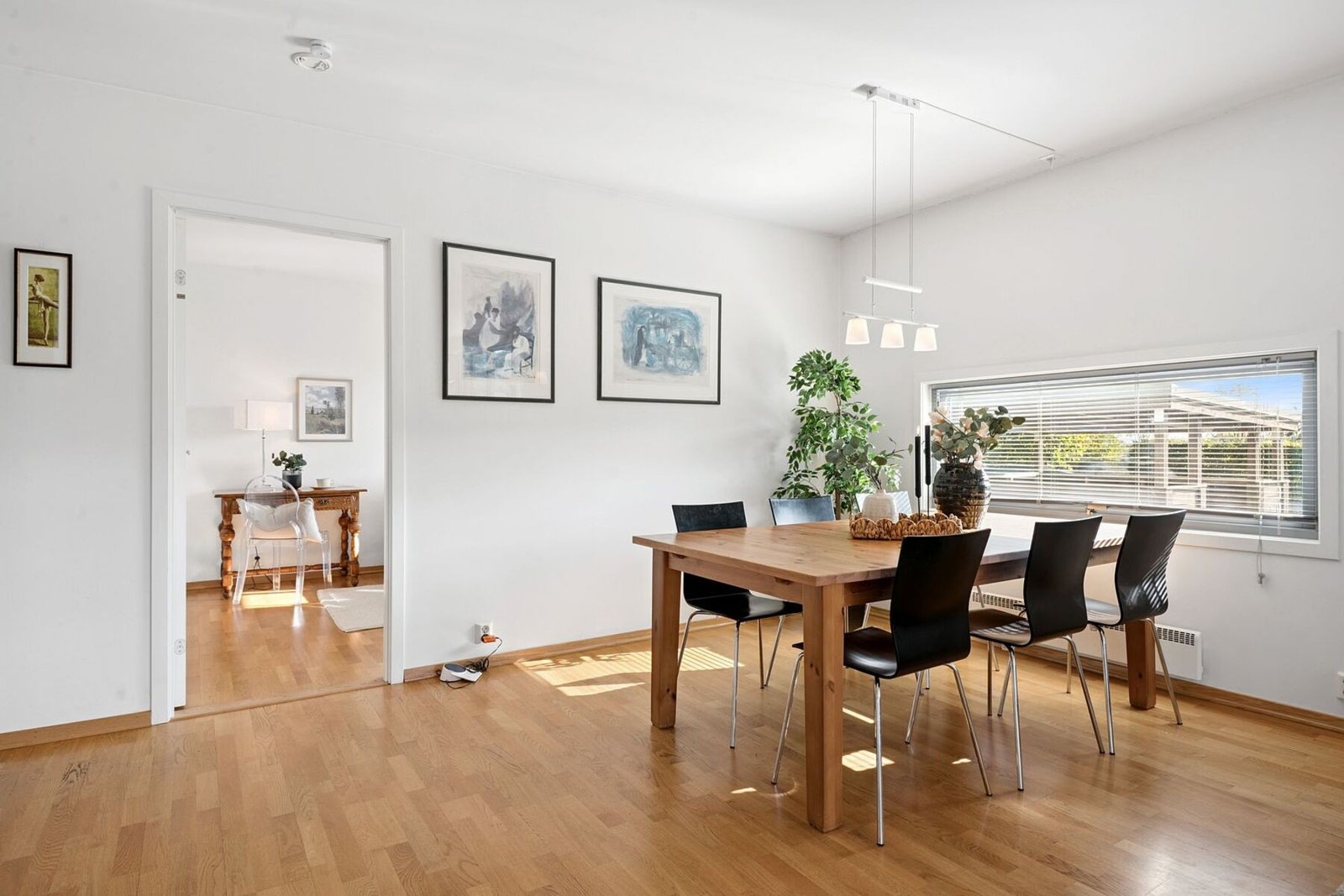 Spisegruppe som er fint plassert ved det lange vinduet mot syd. Galleribilde