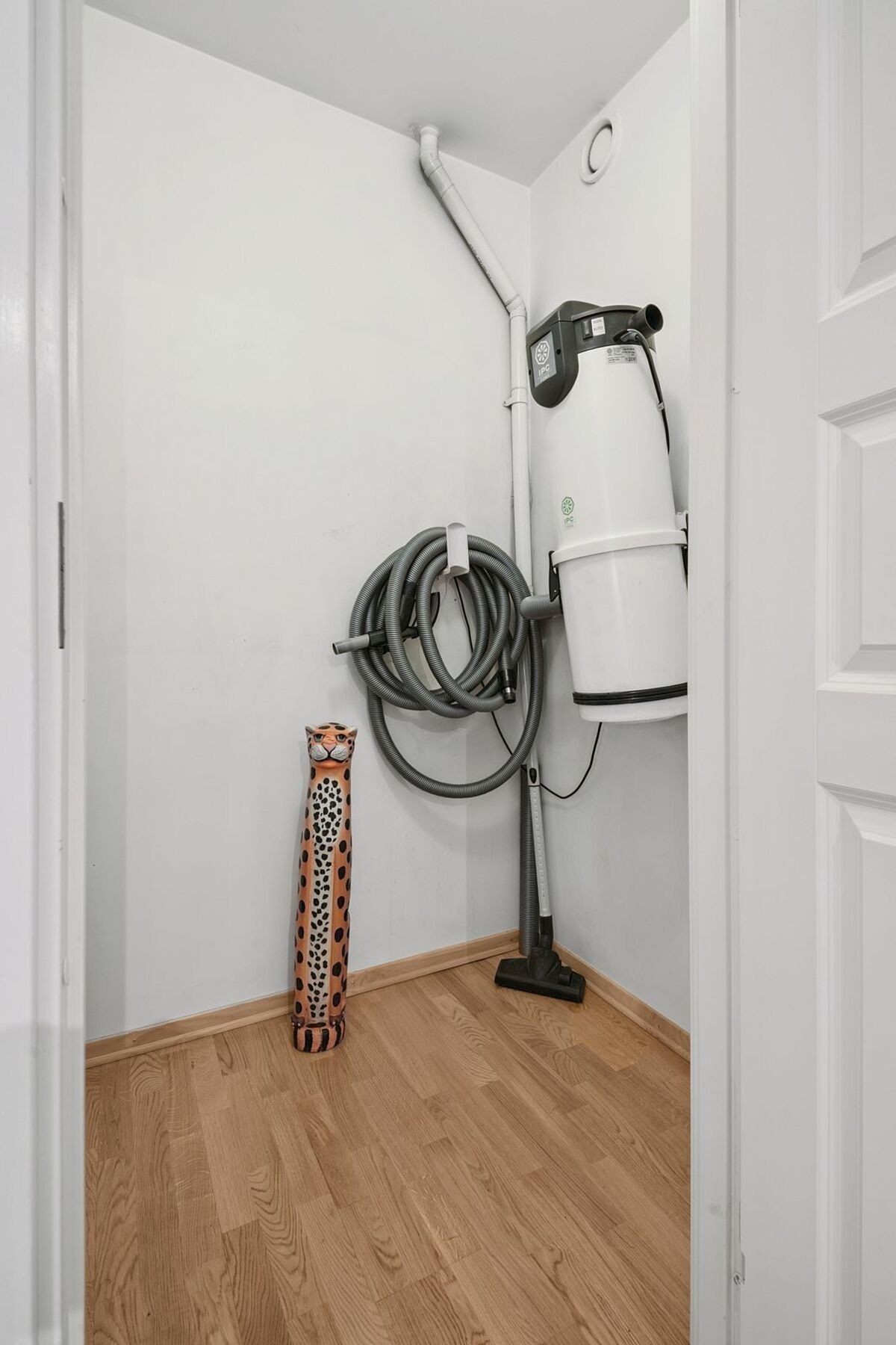 Innvendig bod med sentralstøvsuger. Galleribilde