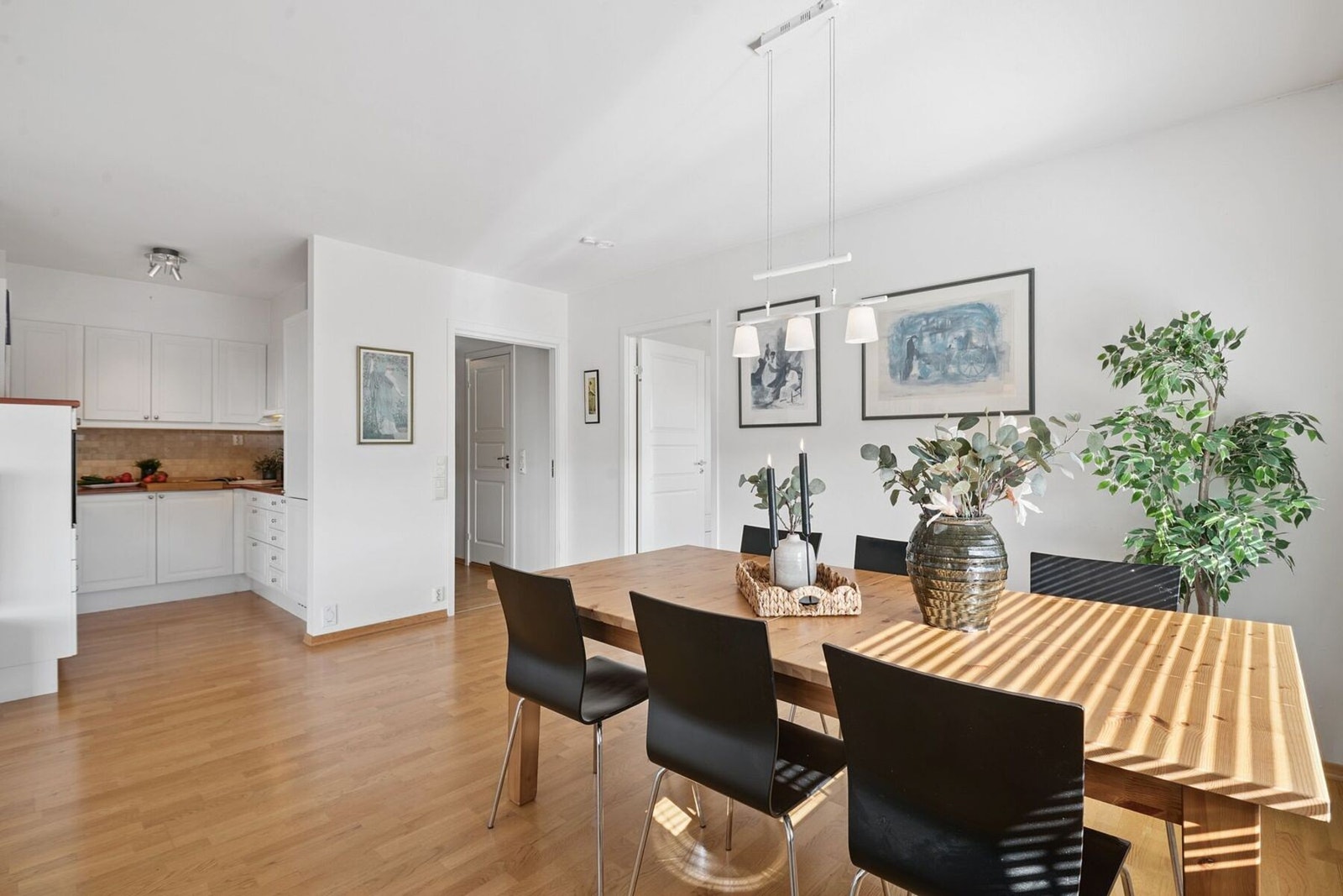 Her er rom for en stor spisestue og mange gjester. Galleribilde