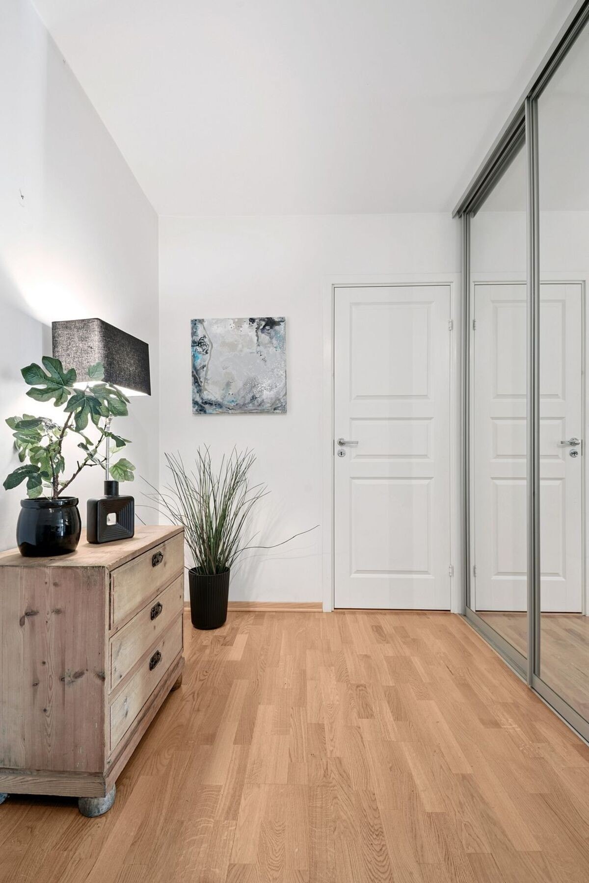 Entréen har skyvedørsgarderobe. I tillegg er det plass for knagger til gjester og entrémøbler. Porttelefon. Galleribilde