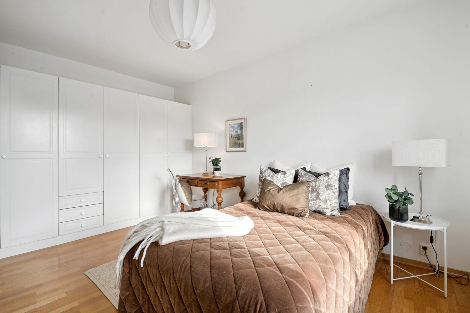 Stort og deilig hovedsoverom med garderobeskap langsmed den ene veggen. Galleribilde