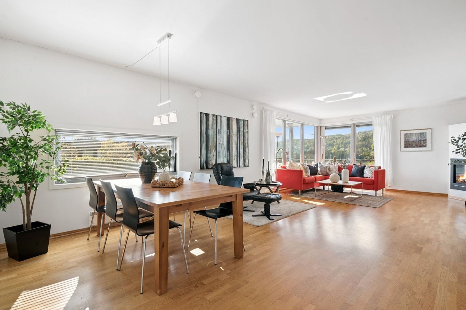 En nydelig stue med svært mange møbleringsalternativer. Galleribilde