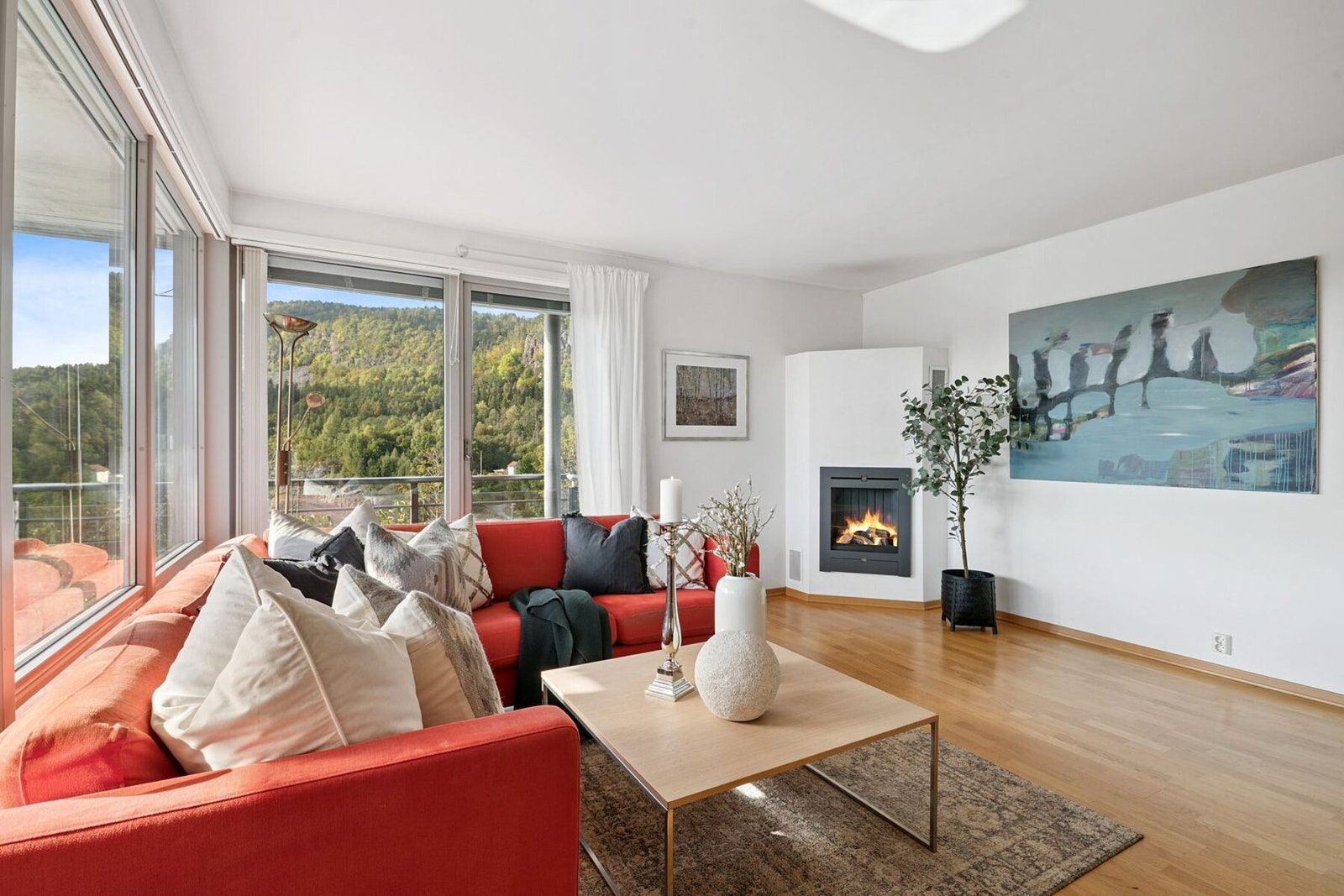 Stor og lekker leilighet med meget gode solforhold og fri utsikt til Hvalstadåsen/Skaugumsåsen. Galleribilde